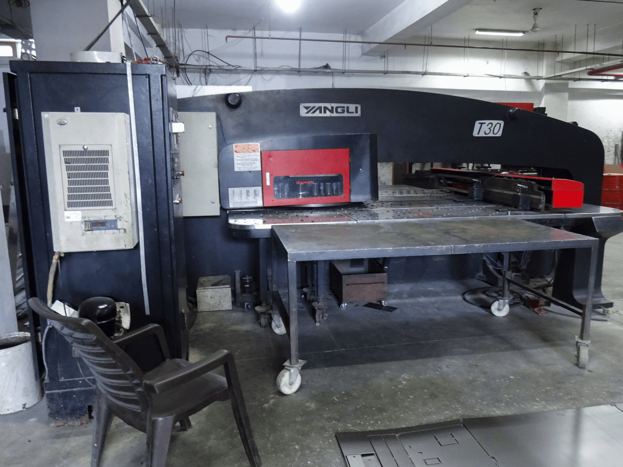 Linke Ansicht der Yangli T30 Maschine