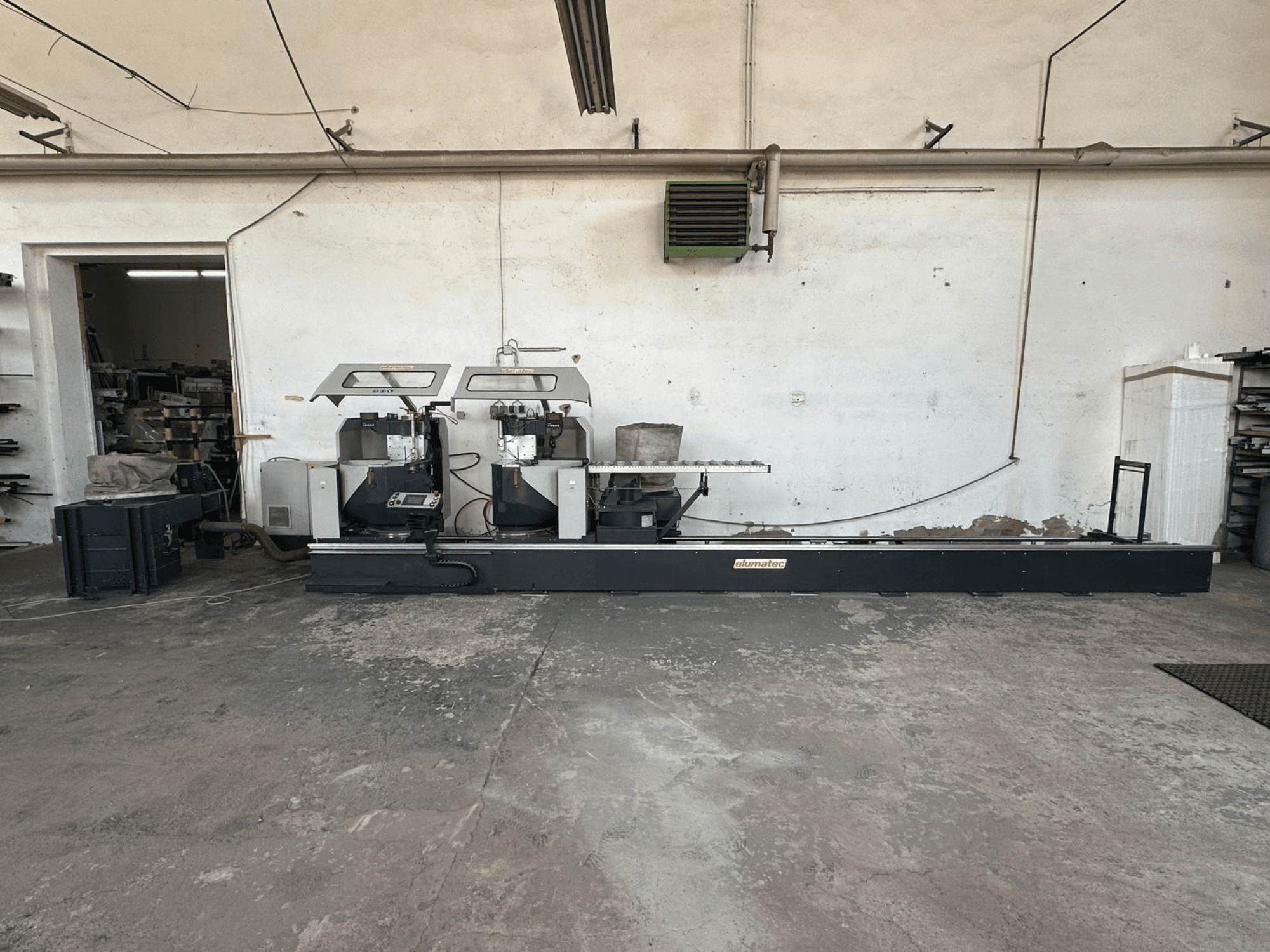 Elumatec DG 244 Metallkreissäge in einer Werkstatt, Seitenansicht mit Doppelsägen und Bedienelementen auf einem stabilen Sockel.