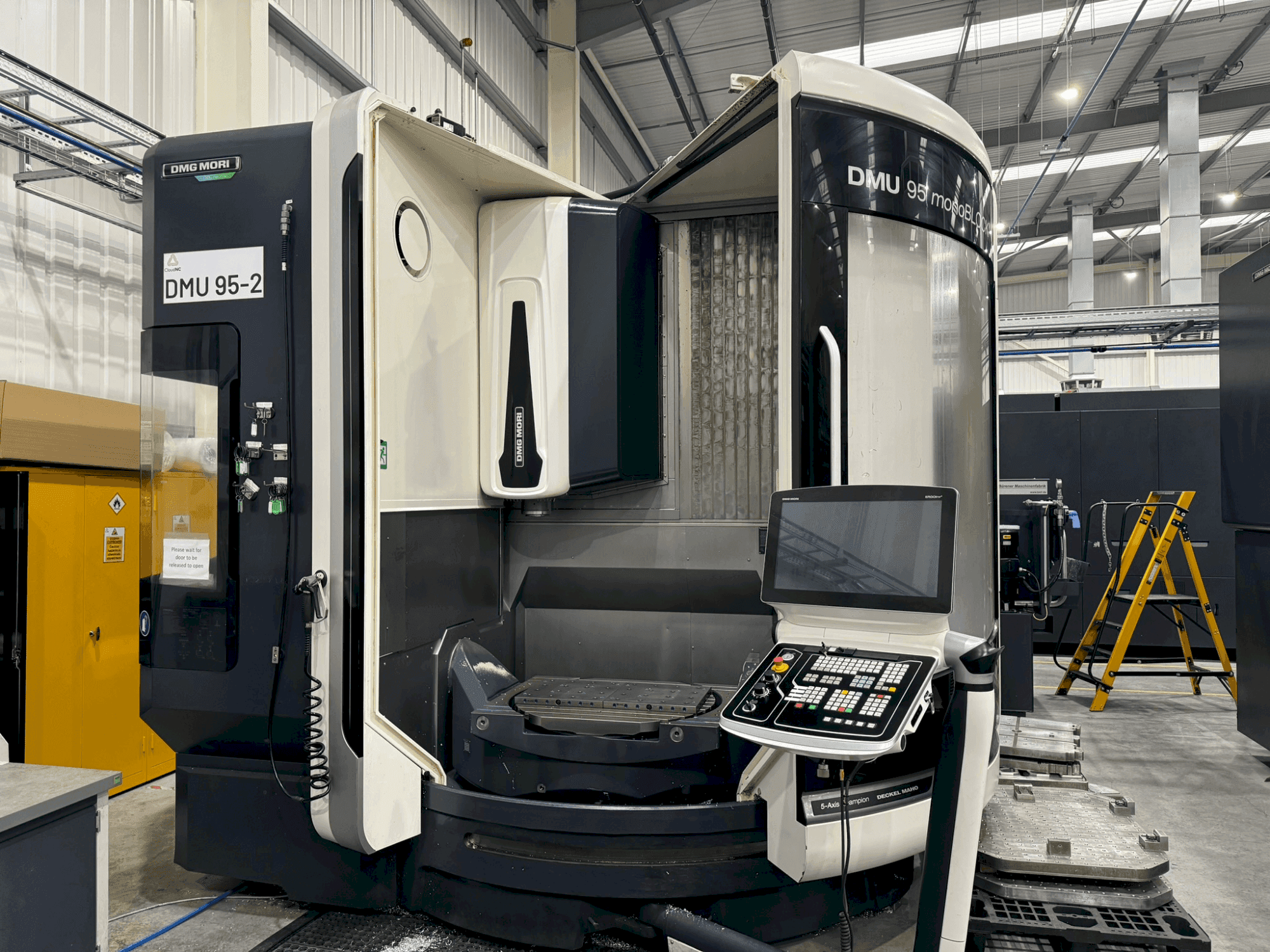 Frontansicht der DMG MORI DMU 95 Monoblock Maschine
