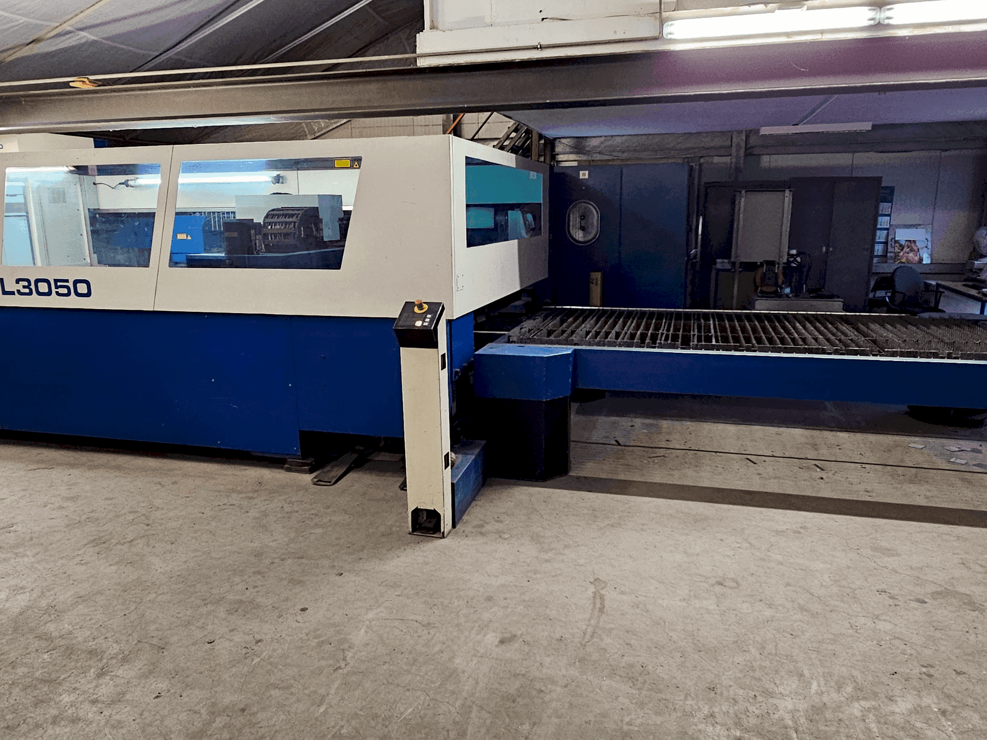 Frontansicht der TRUMPF L3050 Maschine