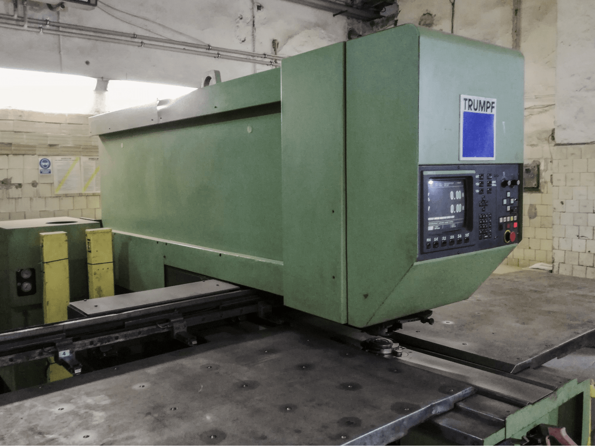 Linke Ansicht 1 der Trumpf Trumatic 235 Maschine
