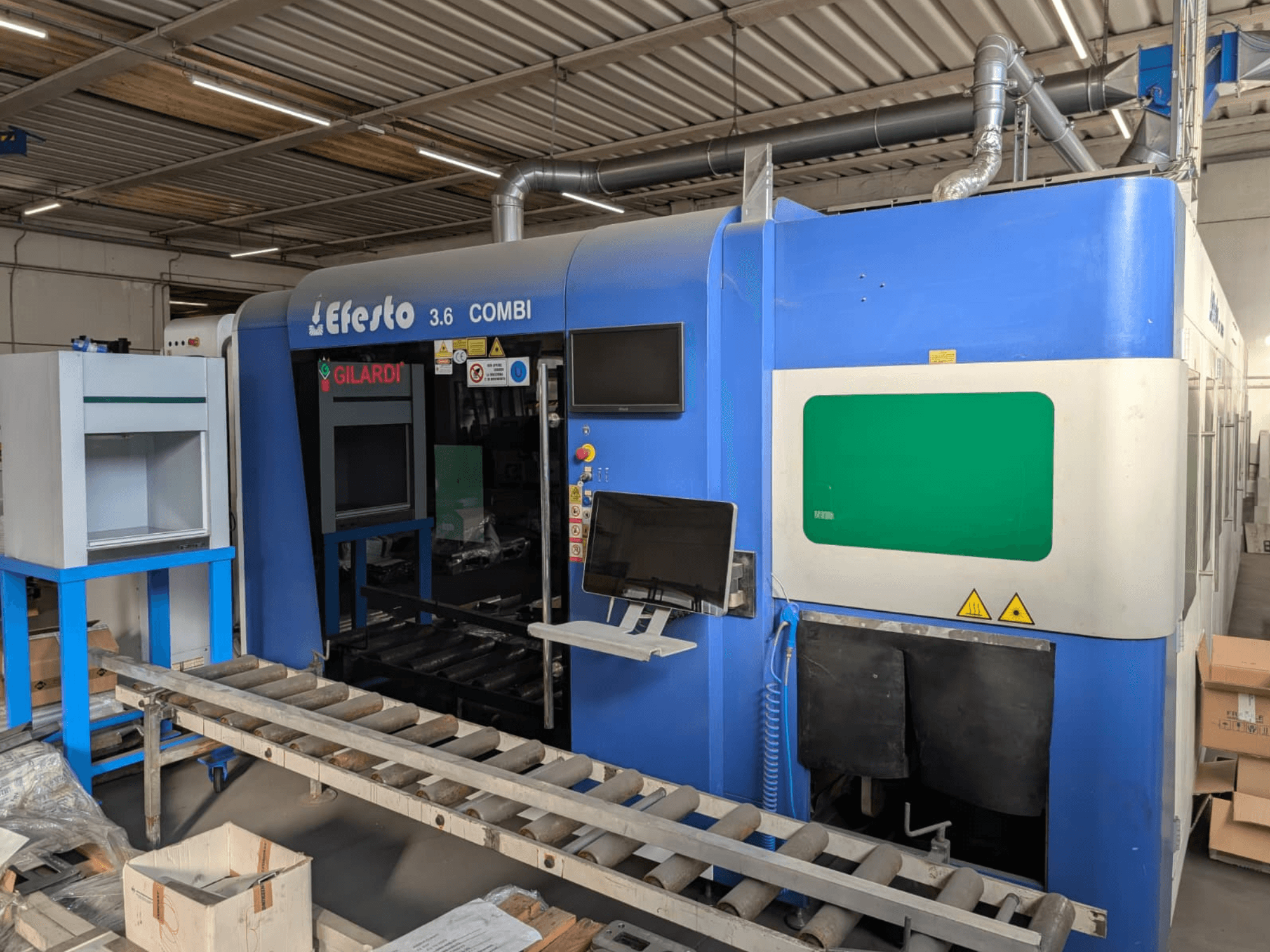 Faserlaserschneidemaschine EFESTO 3.6 COMBI, Seitenansicht, mit Bedienfeld und Sicherheitsanzeigen in blauer Ausführung.