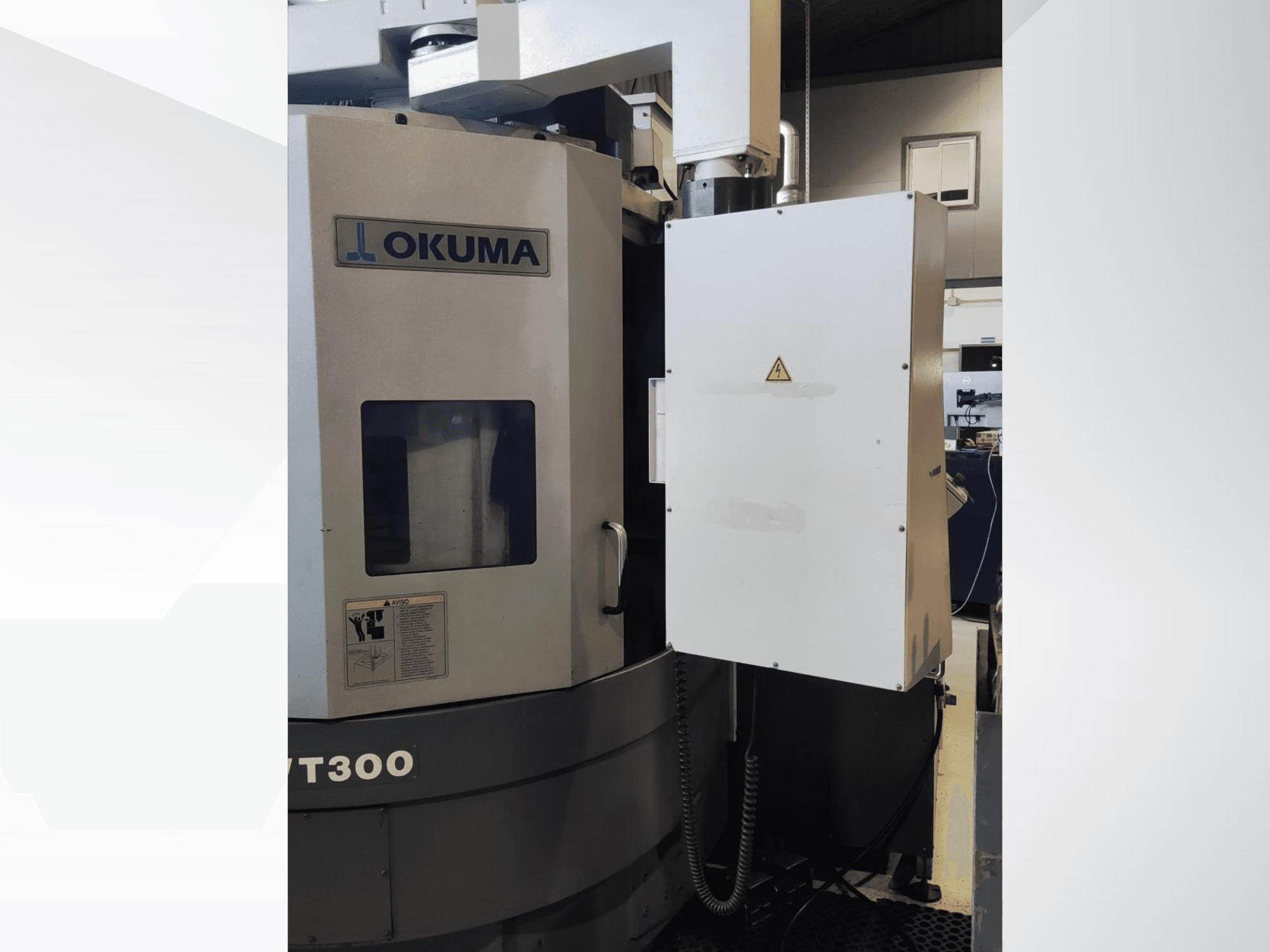 Okuma LVT300 Vertikaldrehmaschine, Vorderansicht, mit Bedienfeld und gekennzeichneten Sicherheitsfunktionen.