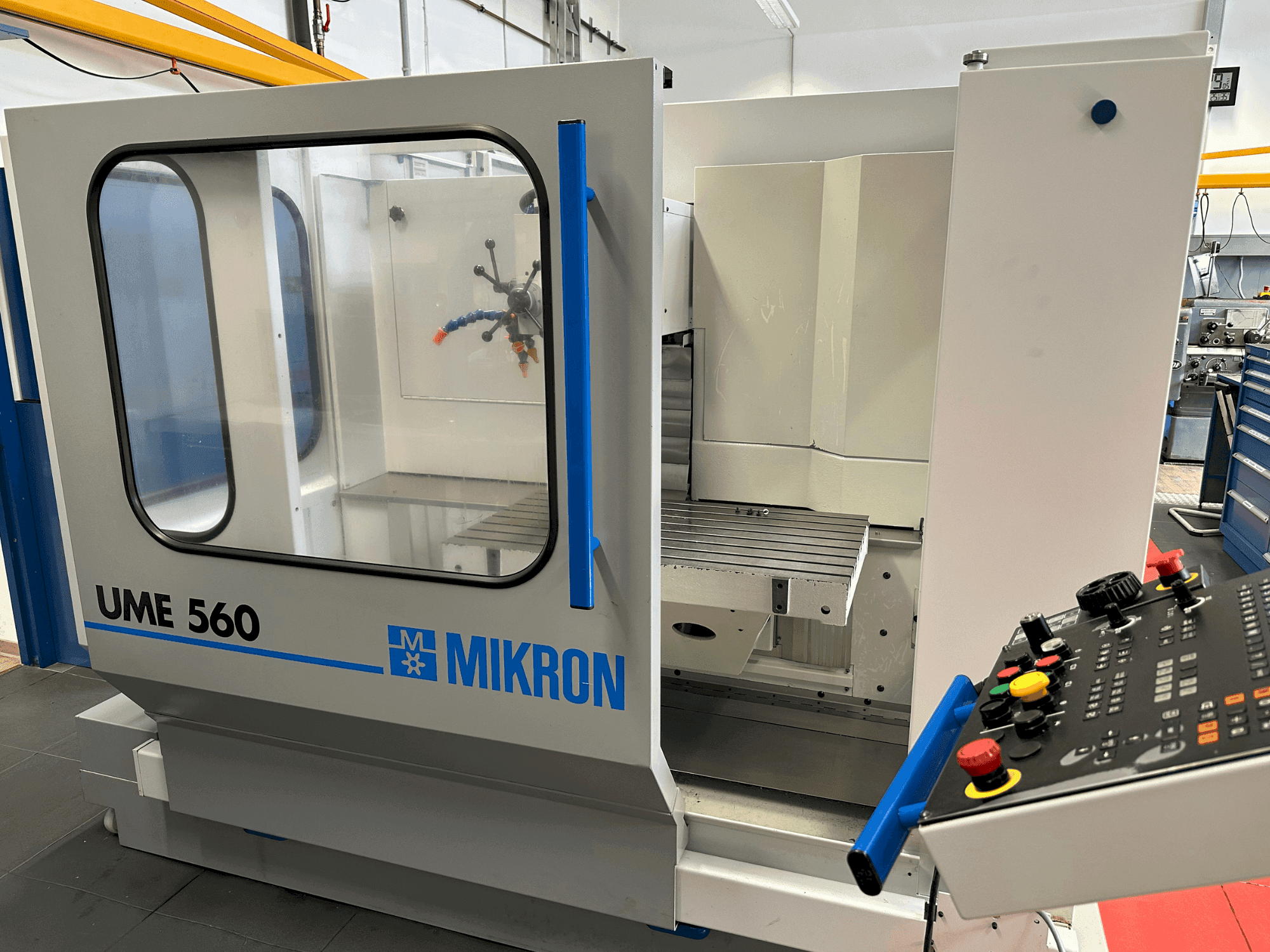 Frontansicht der MIKRON UME-560 Maschine