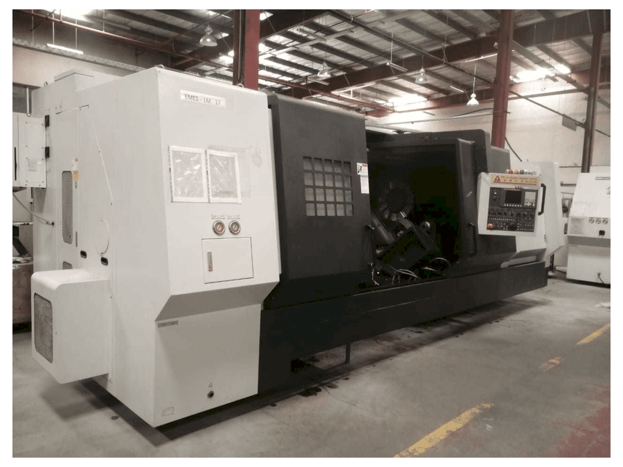 Linke Seitenansicht der YOU JI YH 50/300 Maschine