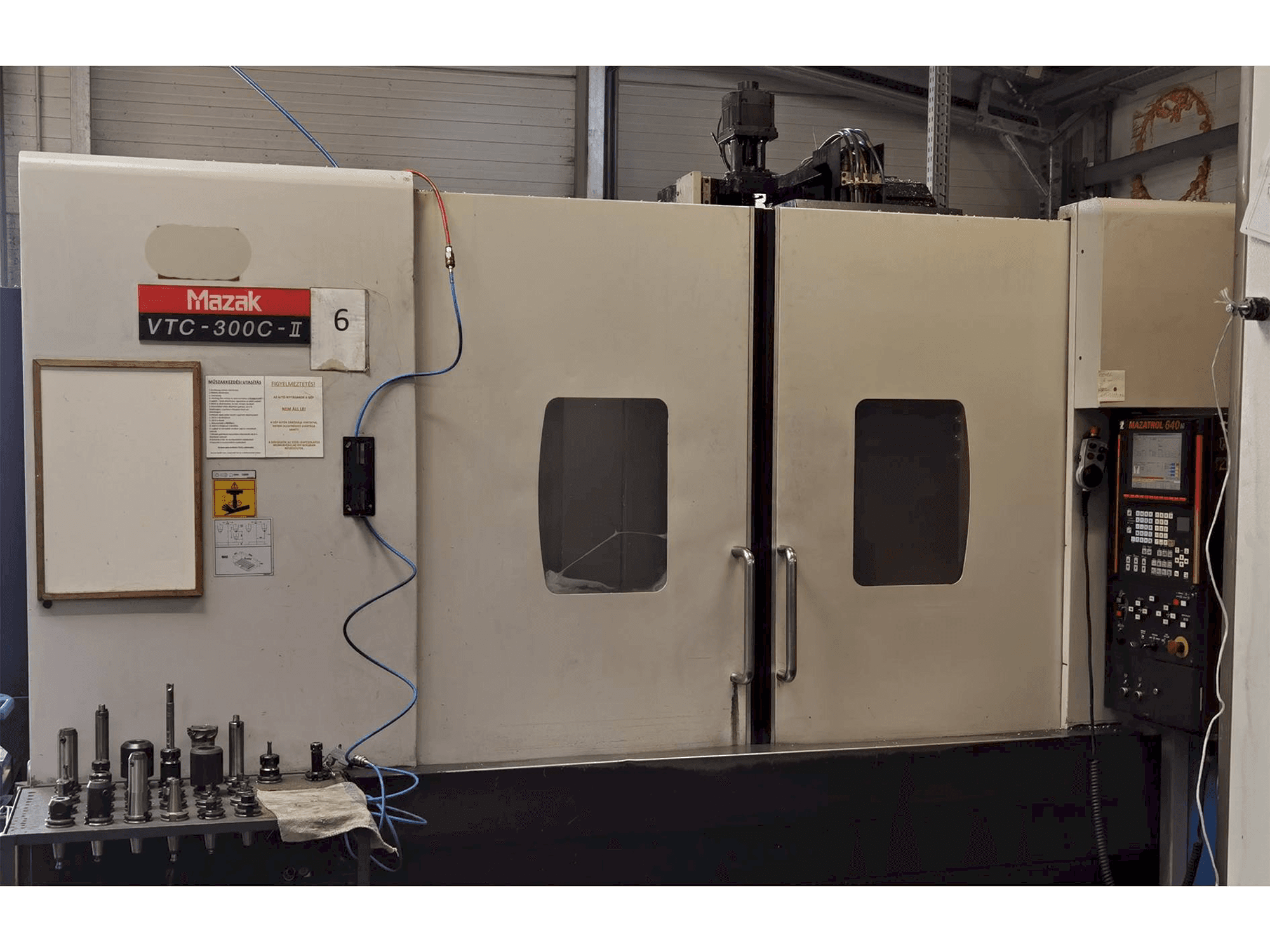 Frontansicht der Mazak VTC 300 C II Maschine