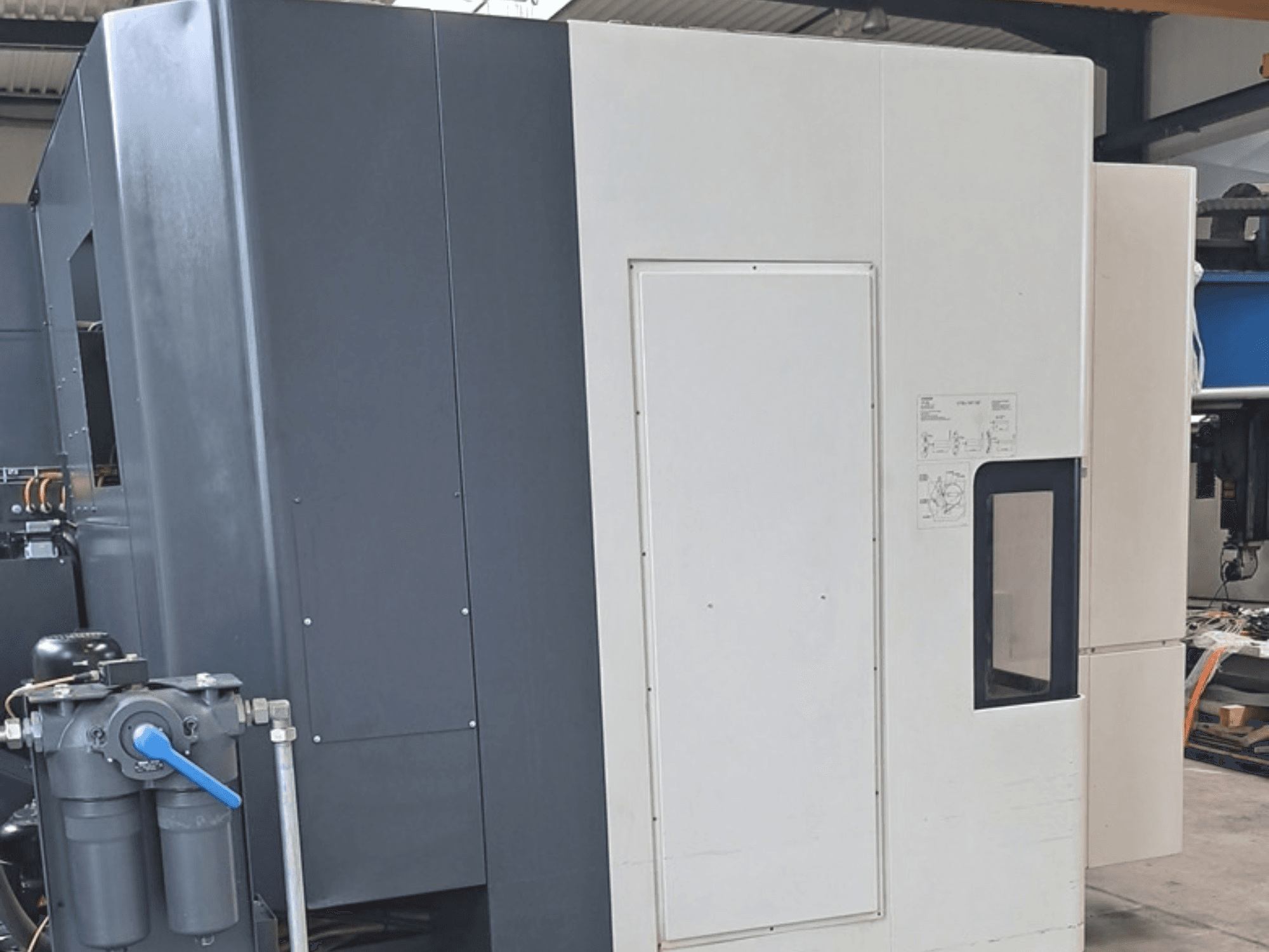 Horizontales Bearbeitungszentrum DMG MORI NHX5000, Seitenansicht mit Bedienfeld und mechanischen Merkmalen.