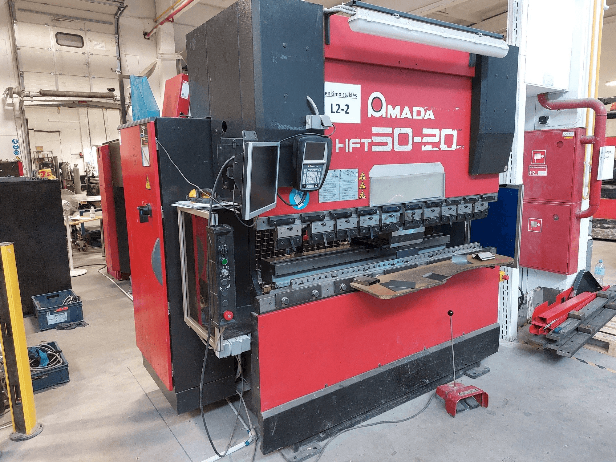 Frontansicht der AMADA HFT 50-20 Maschine