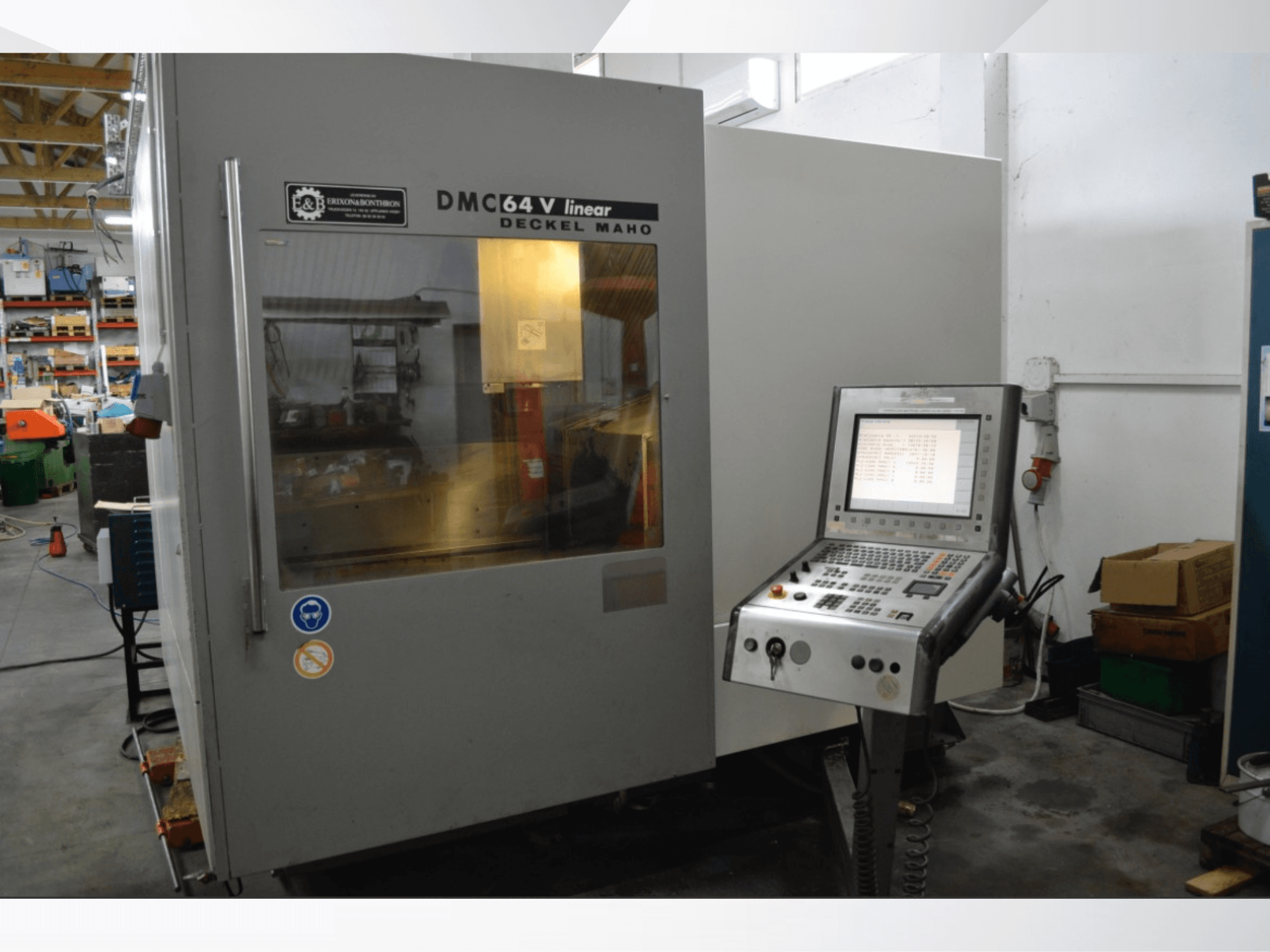 DMG DECKEL MAHO DMC 64V Lineares Vertikal-Bearbeitungszentrum, Frontansicht mit Bedienfeld und Arbeitsraum.