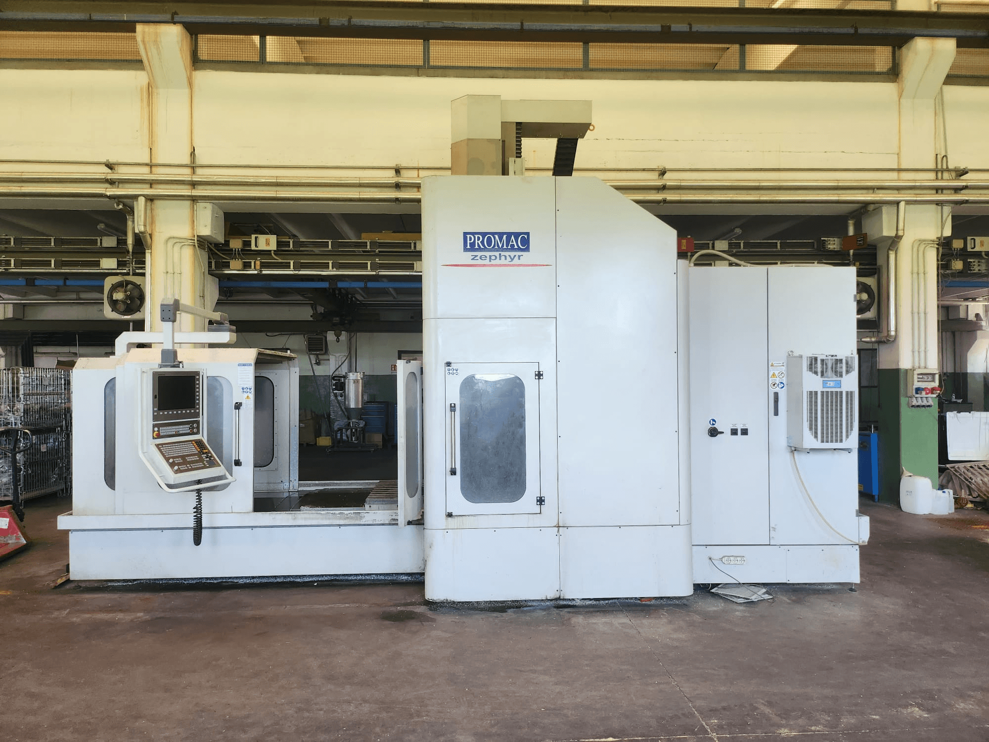 Vorderansicht des Vertikal-Bearbeitungszentrums PROMAC ZEPHYR VT 2.5 XL mit Bedienfeld und Bearbeitungsbereich.