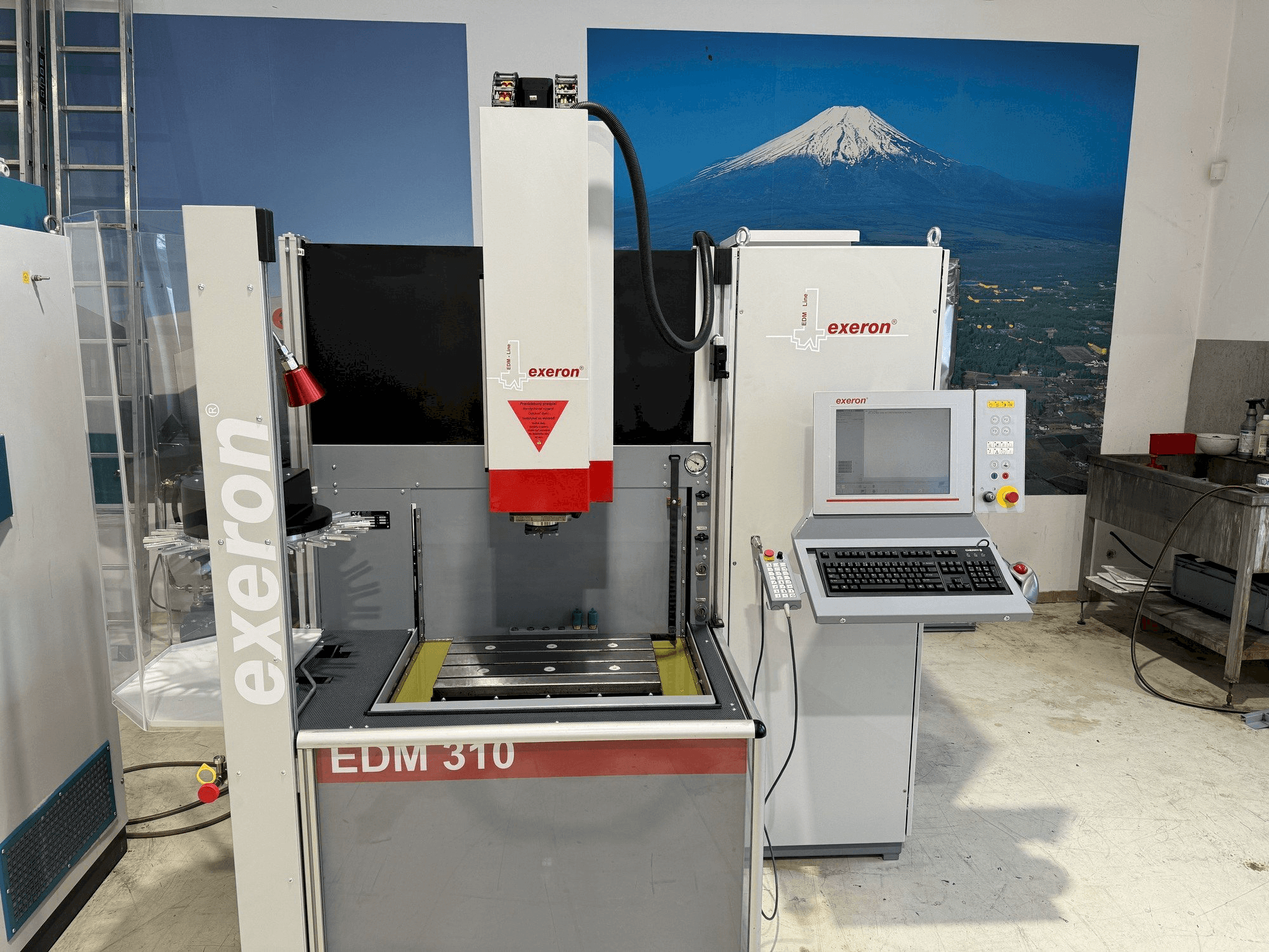 Frontansicht der Exeron EDM 310 MF 20 Maschine