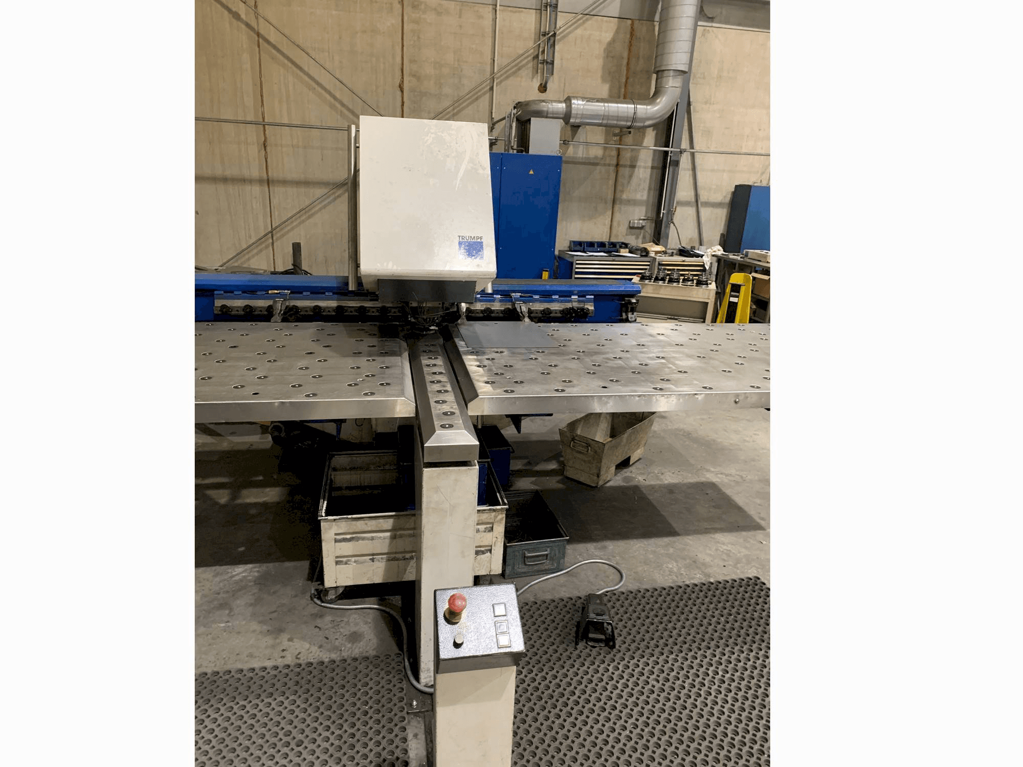 Frontansicht der Trumpf Trumatic 200 Maschine
