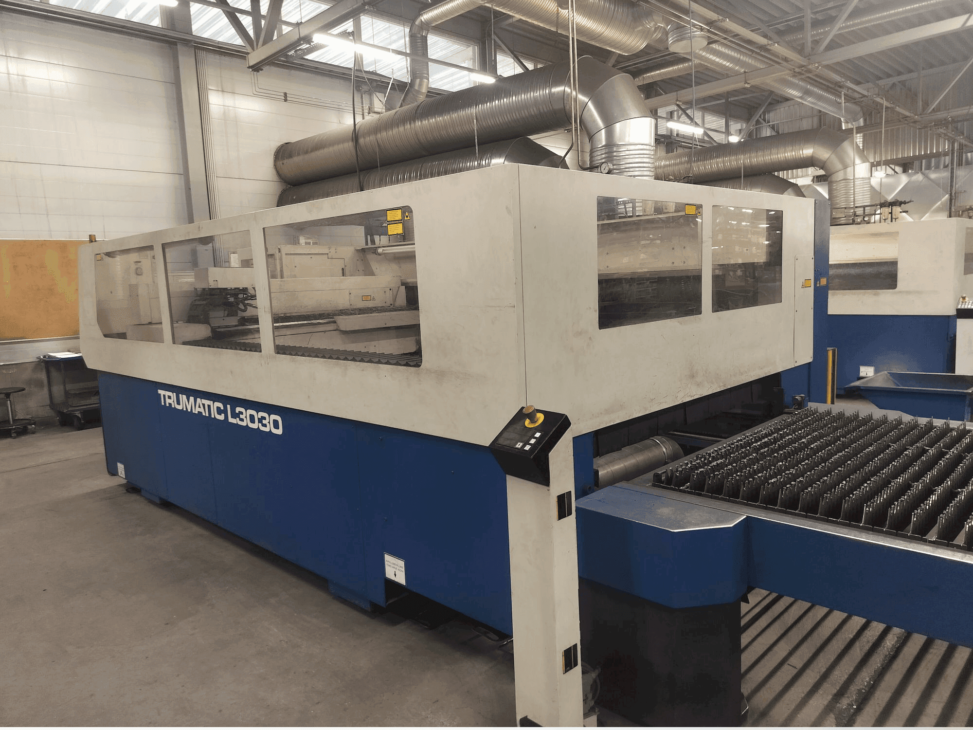 Frontansicht der TRUMPF Trumatic L3030 Maschine