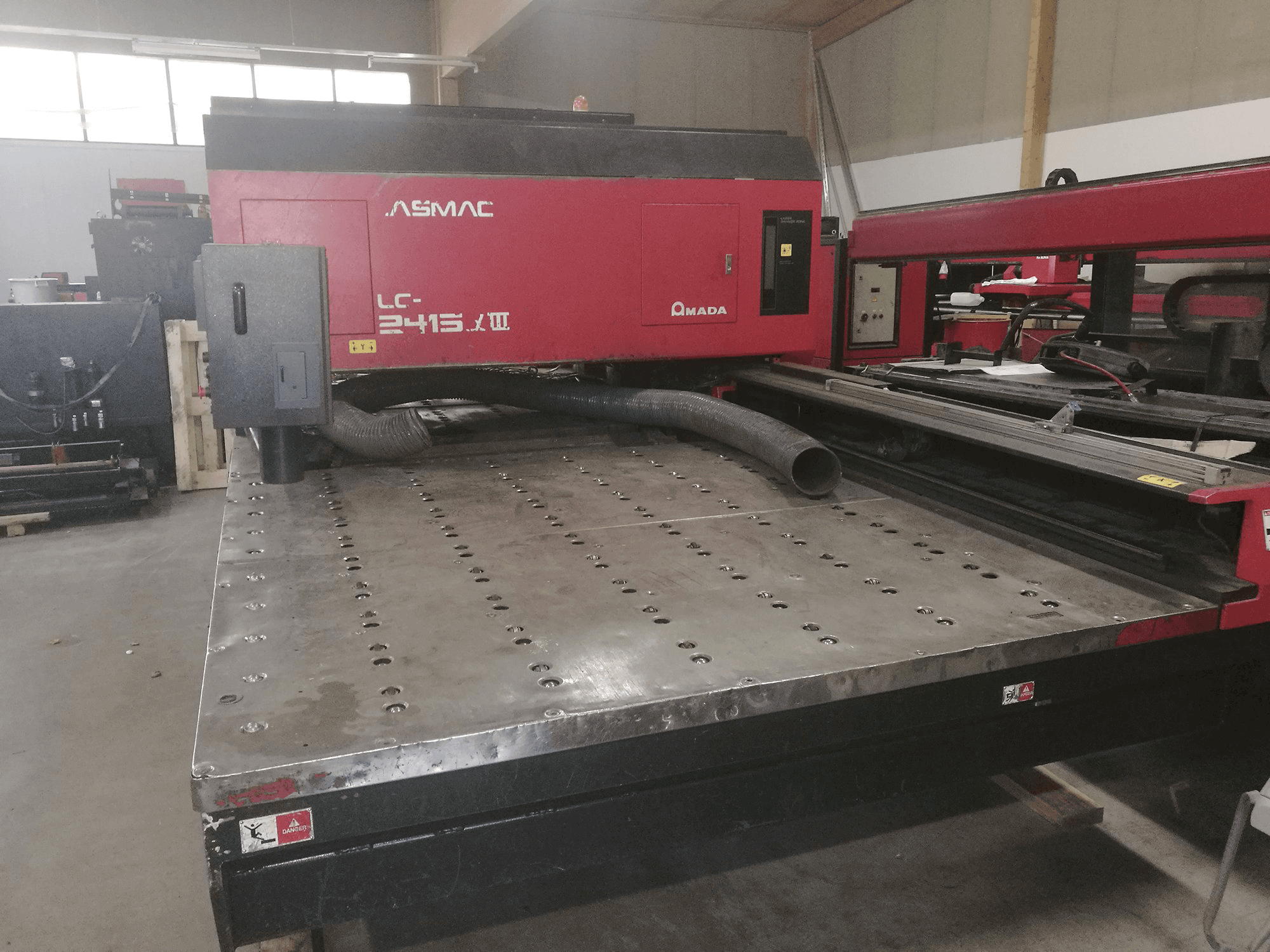 Frontansicht der AMADA LC 2415 α3 Maschine
