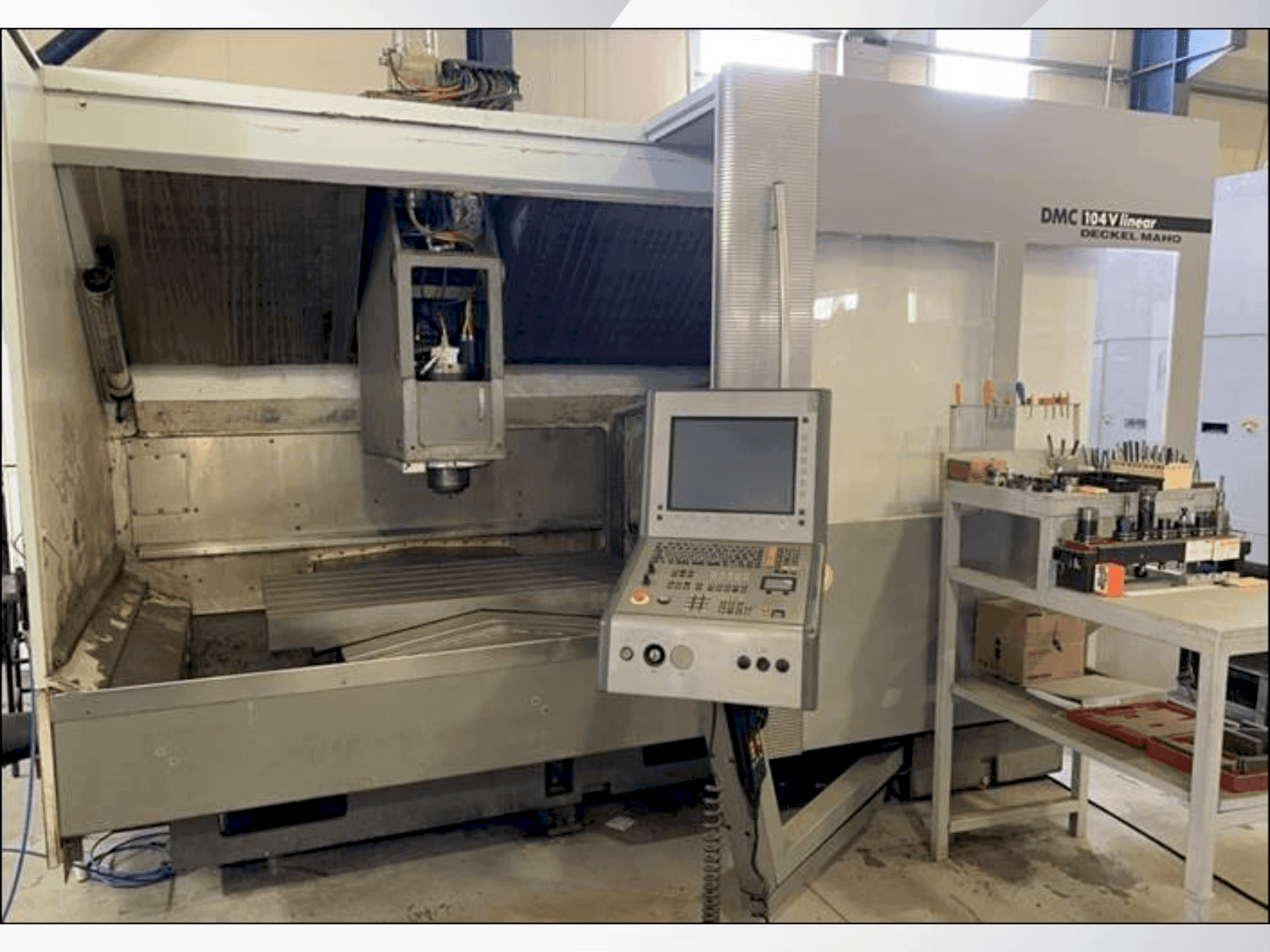 Frontansicht der DECKEL MAHO DMC 104V Linear Maschine