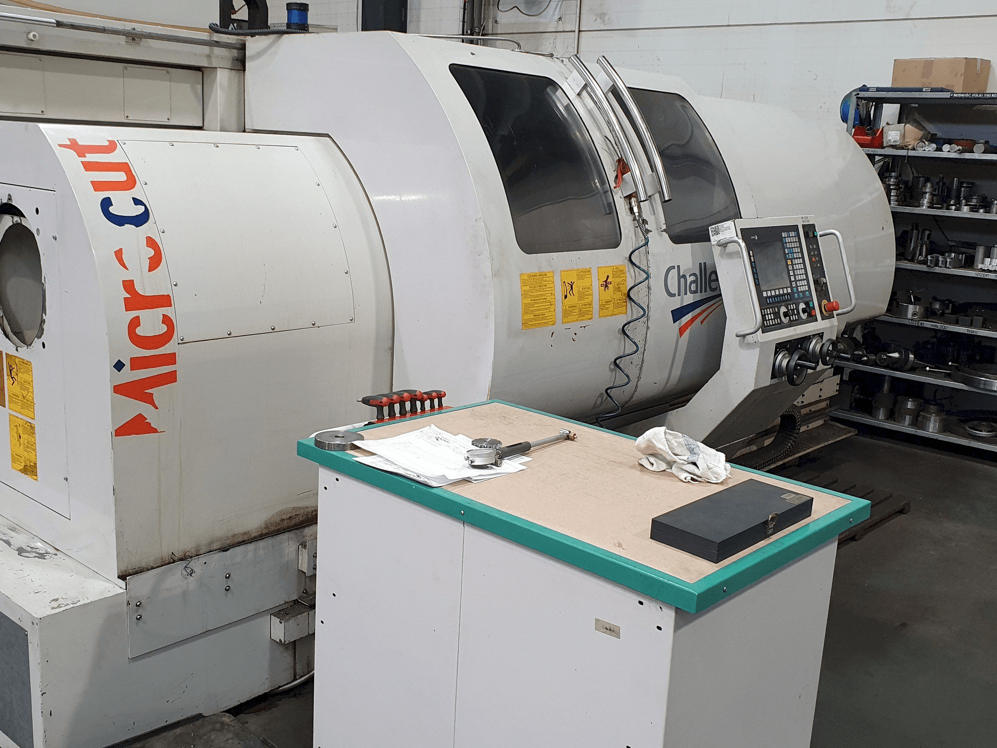 Frontansicht der MICROCUT BNC-2280X Maschine