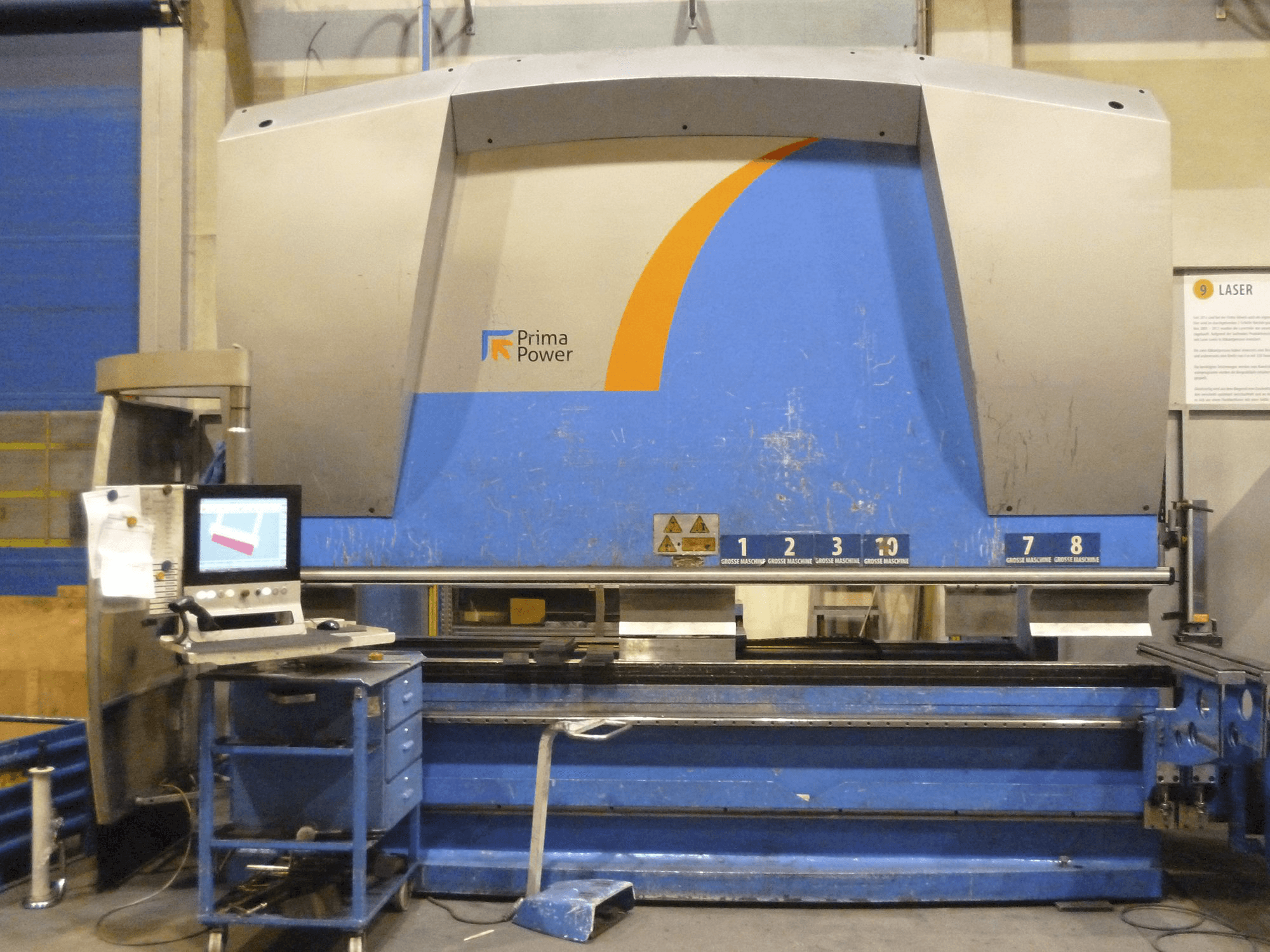Frontansicht der Prima Power PAO 32040 PLS Maschine