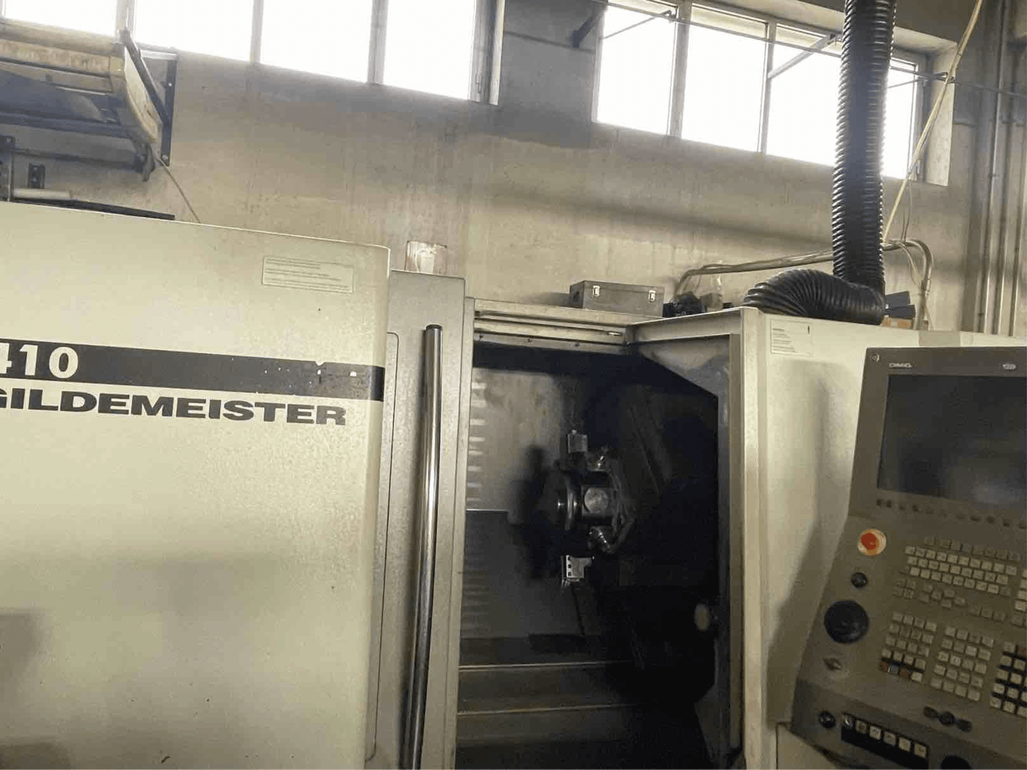 DMG CTX410 Horizontal-Drehmaschine, Vorderansicht, mit Bedienfeld und sichtbaren Bearbeitungselementen im Inneren.