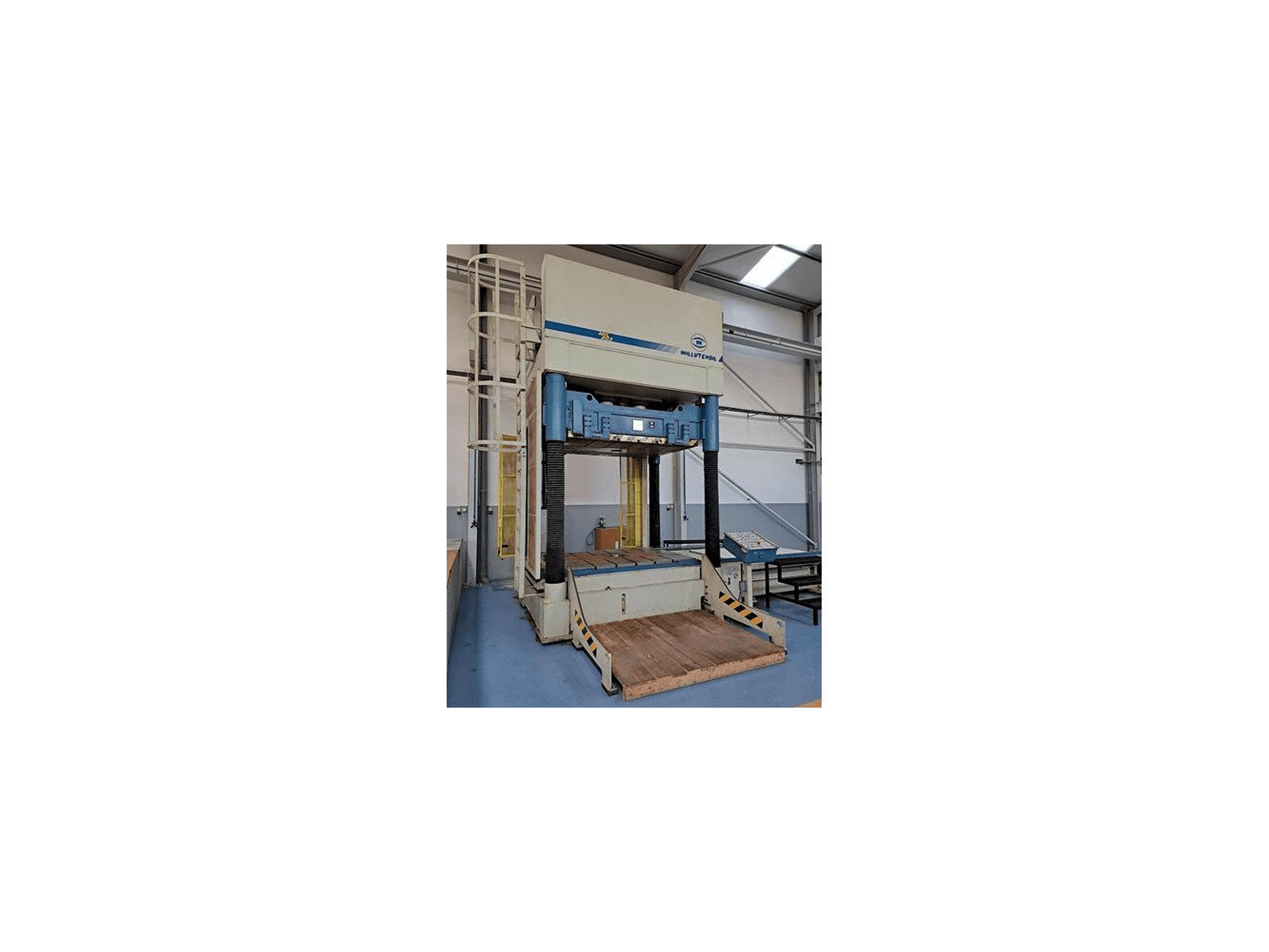 Linke Seitenansicht der MILLUTENSIL Mil 203 Maschine