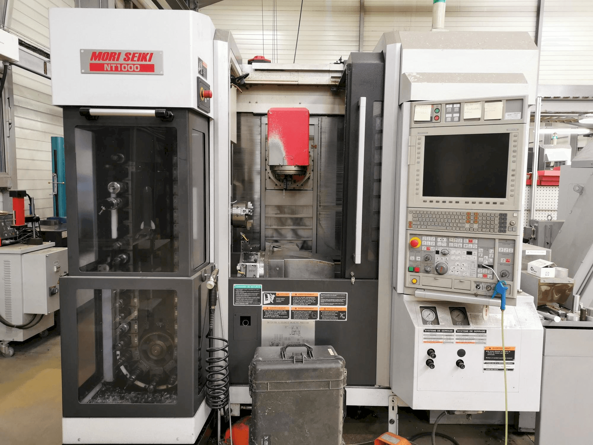 Frontansicht der MORI SEIKI NT 1000 Maschine