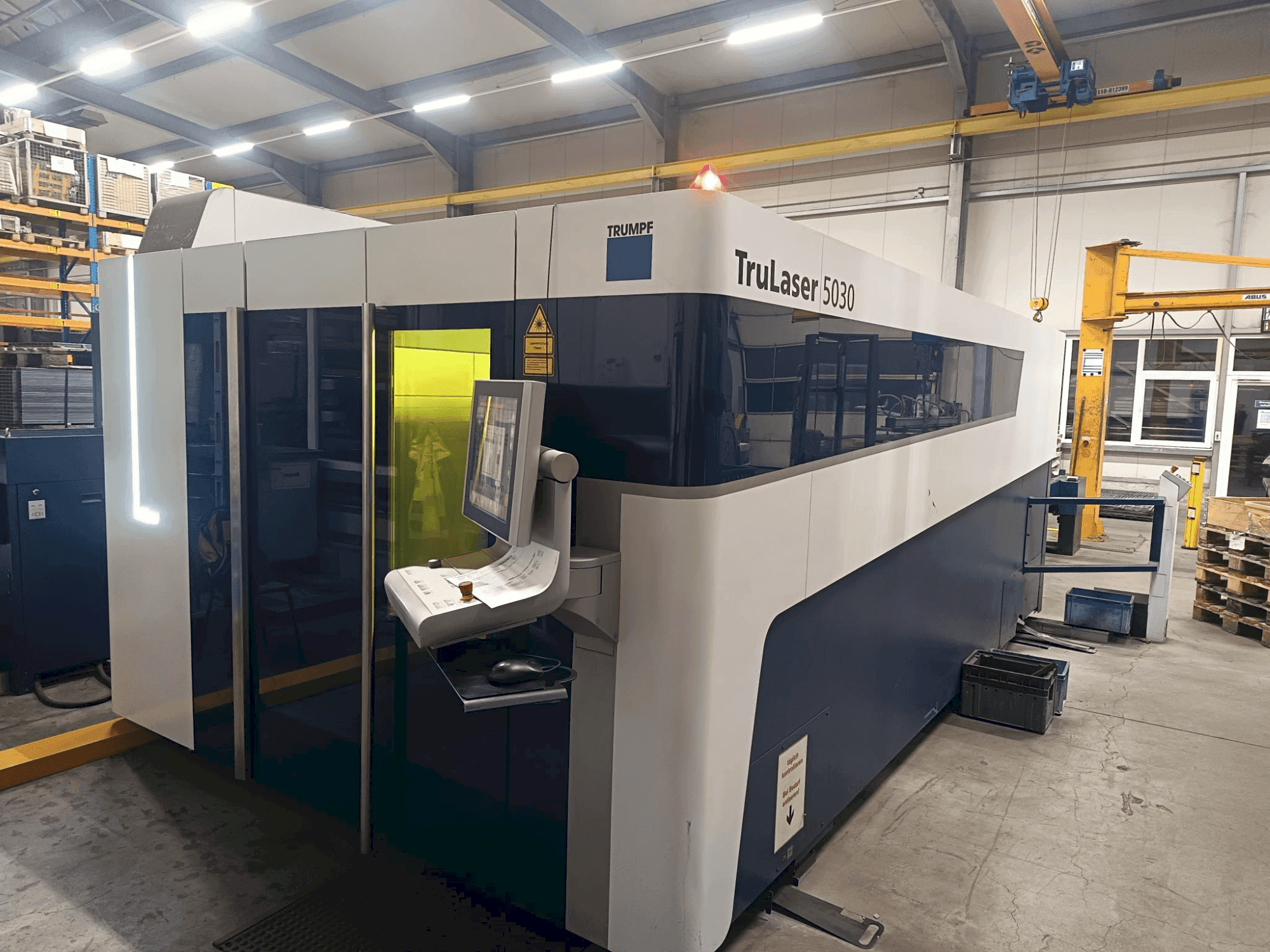 Frontansicht der TRUMPF Trulaser 5030 Fiber Maschine