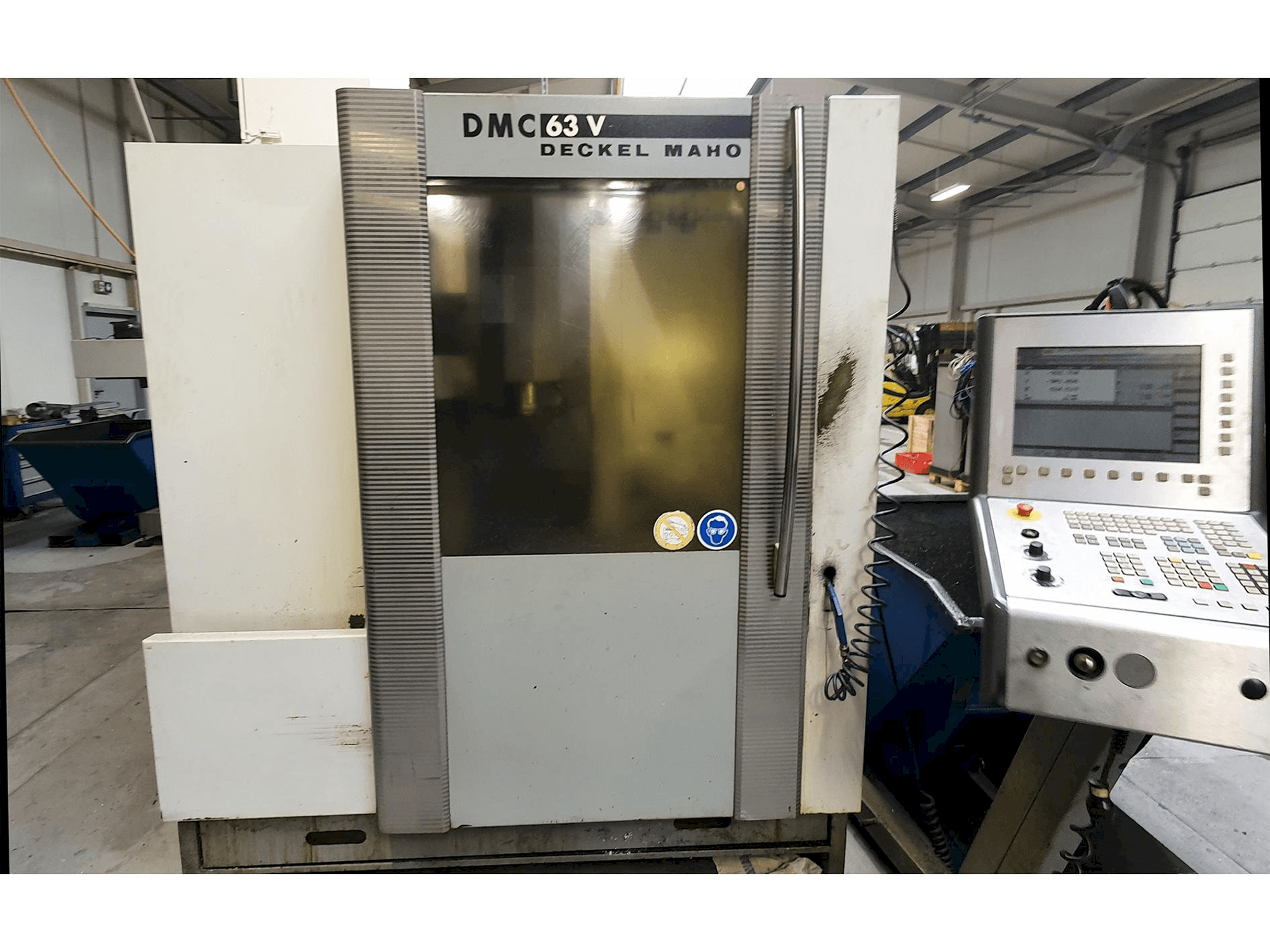 Frontansicht der DECKEL MAHO DMC 63V Maschine