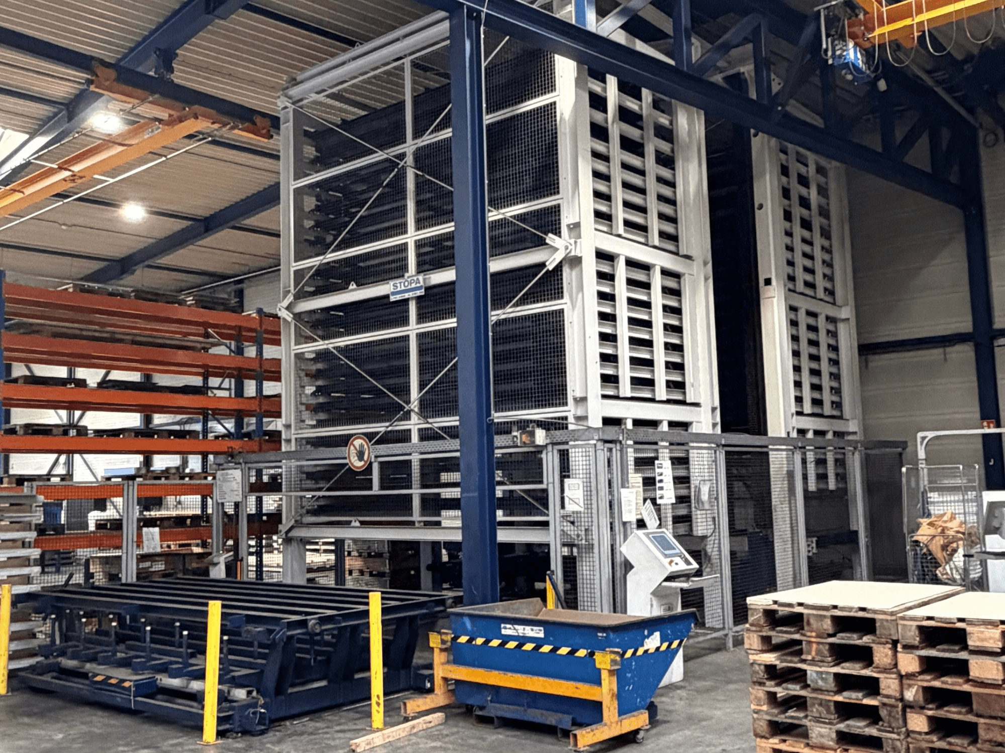 TRUMPF STOPA 4000x2000 Automatisierungssystem in einem Lager, Seitenansicht mit Regalen und Bedienfeld im Lagerbereich.