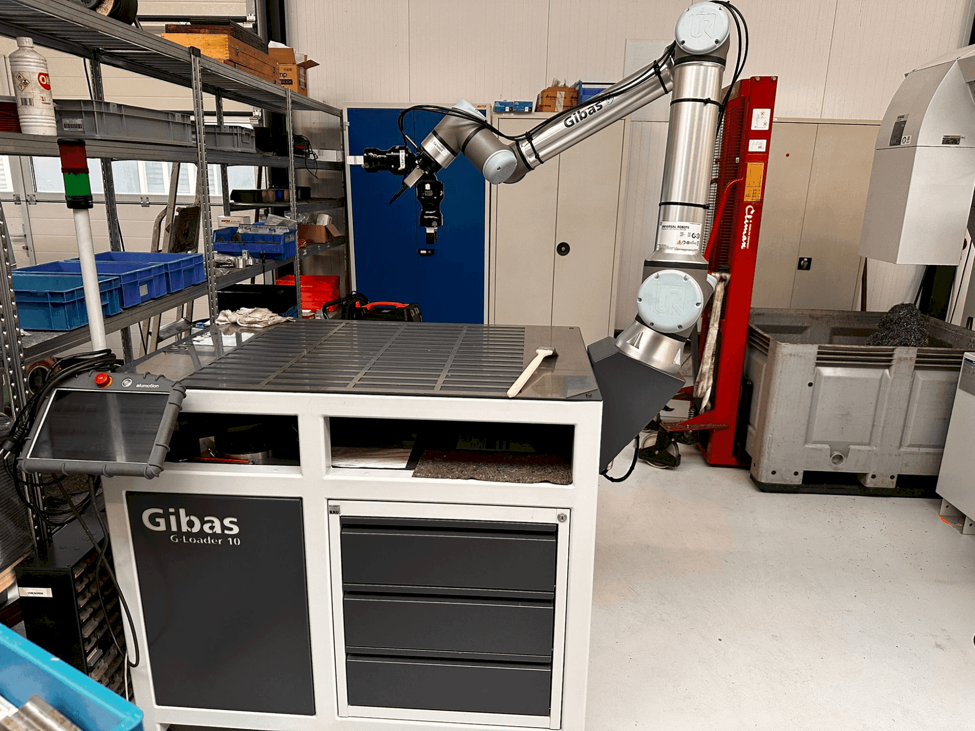 Frontansicht der Universal Robots UR10e-Serie Maschine