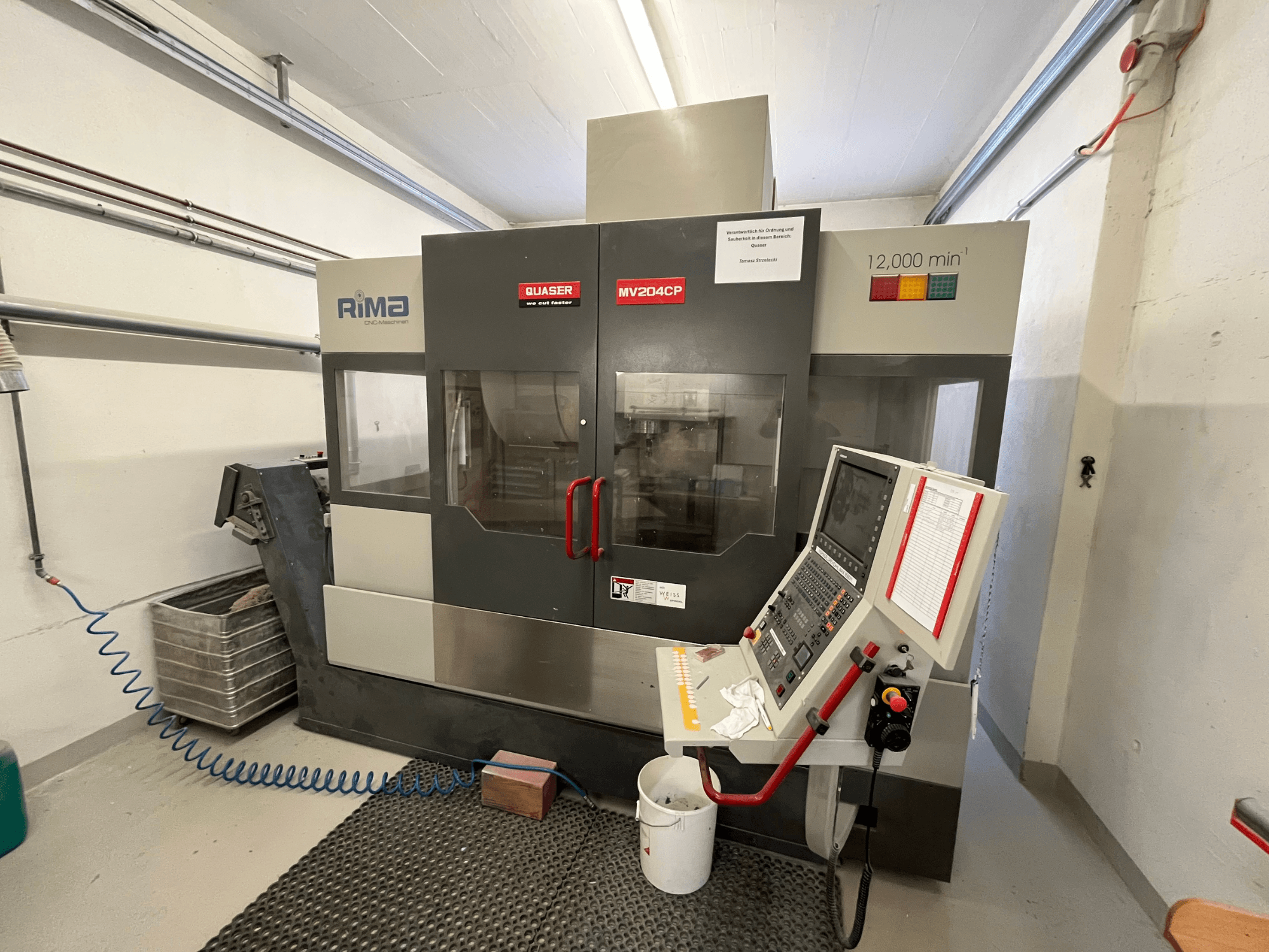 Quaser MV-204 CP Vertikal-Bearbeitungszentrum in der Vorderansicht mit Bedienfeld und Bedienelementen.