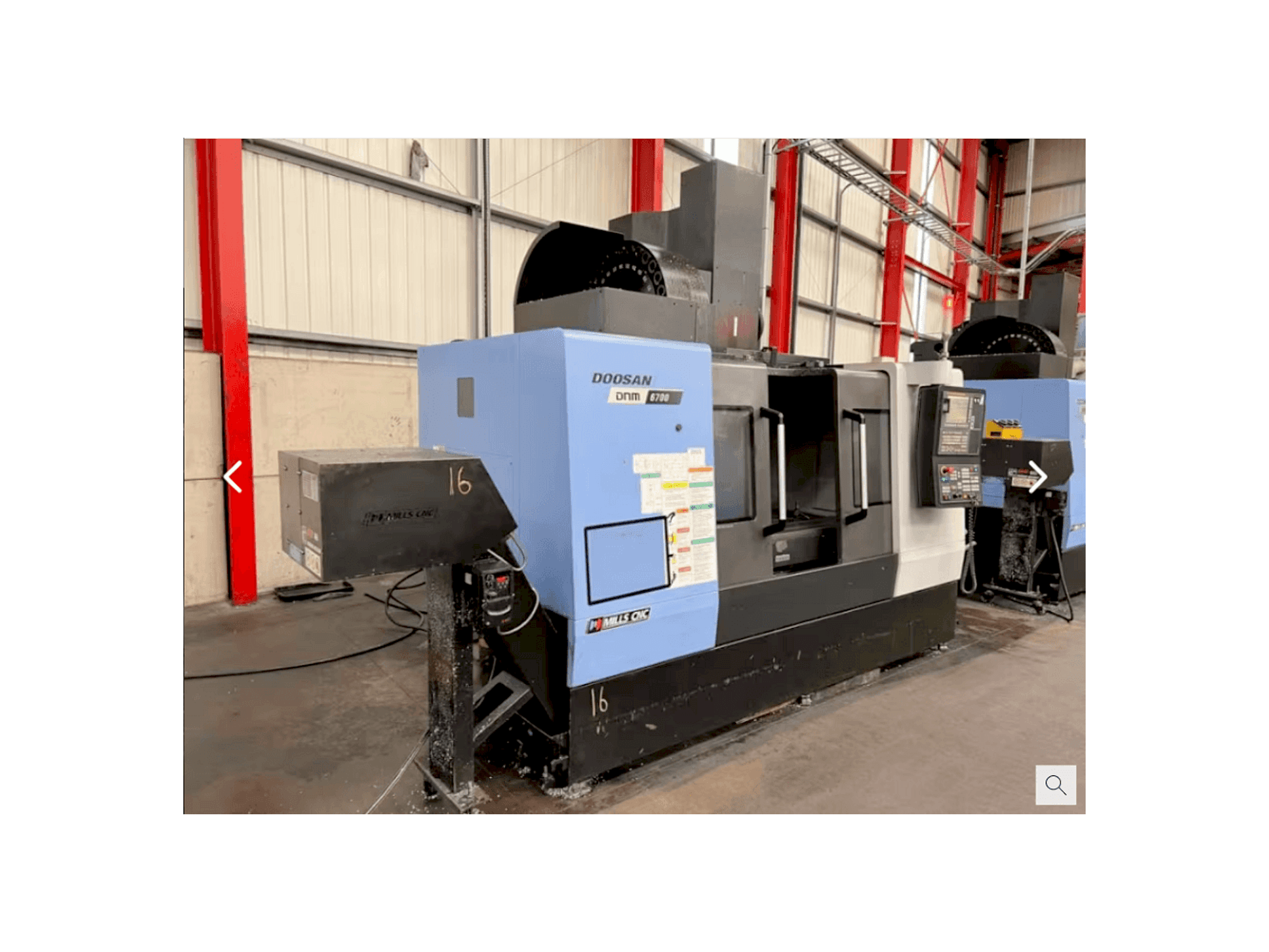 Frontansicht der Doosan DNM 6700 Maschine