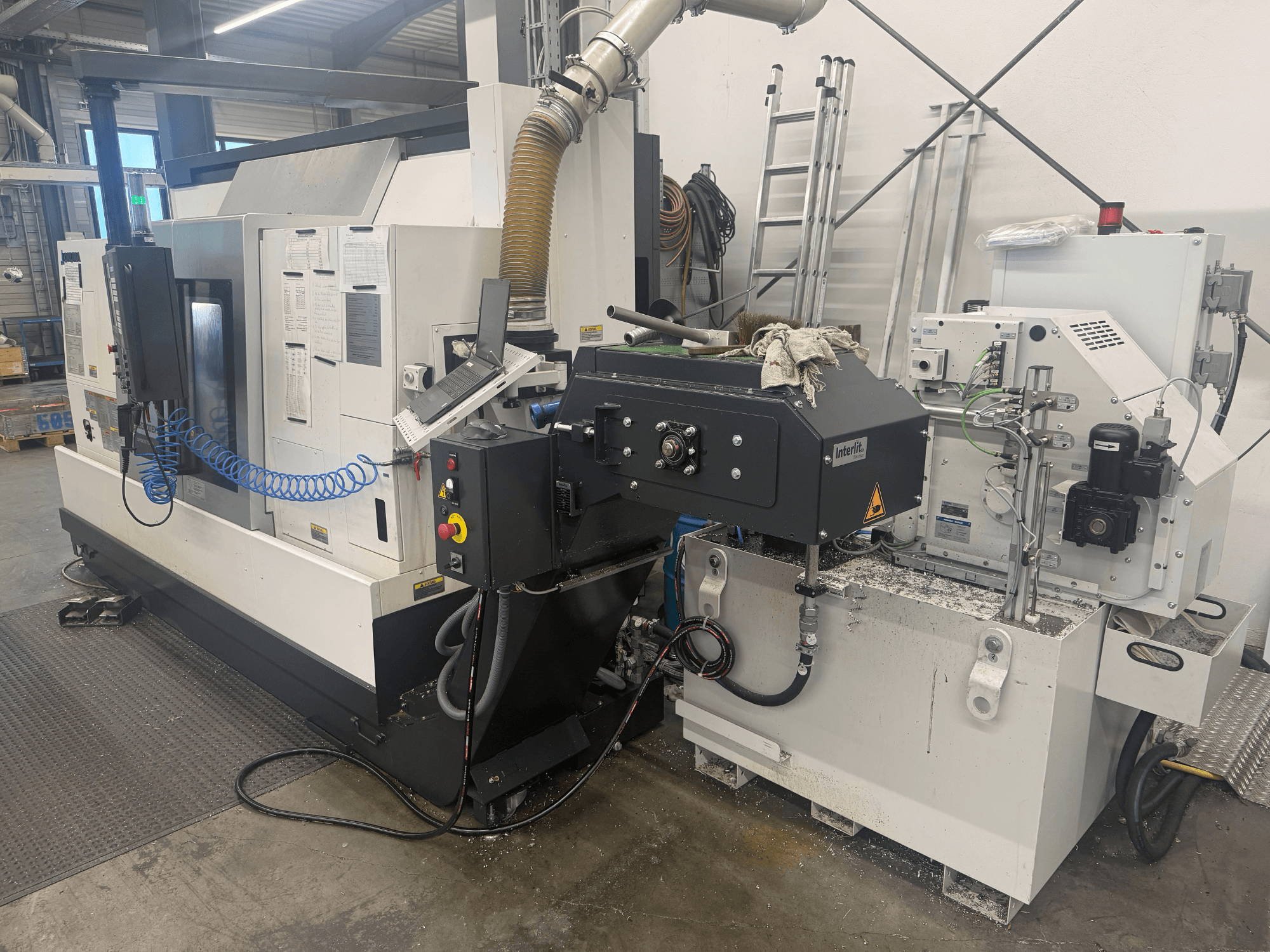 Okuma LB3000II-MYC 950 Horizontal-Drehmaschine, Vorderansicht, mit Bedienfeld und Kühlmittelanlage.