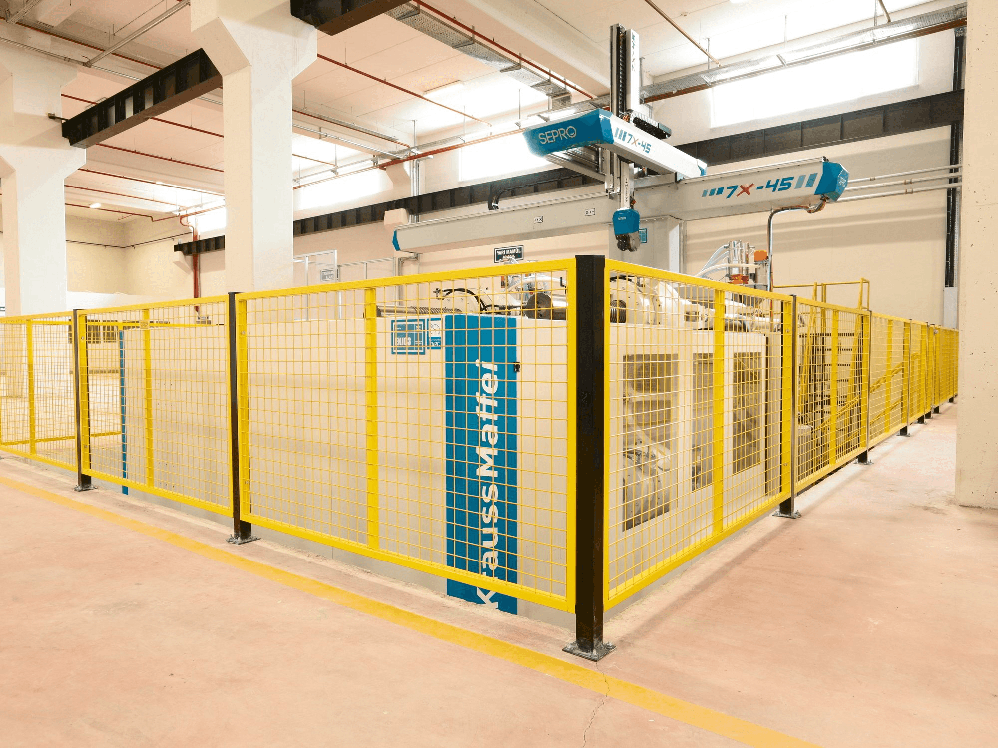 Frontansicht der Krauss Maffei 1300/8100 MX Maschine