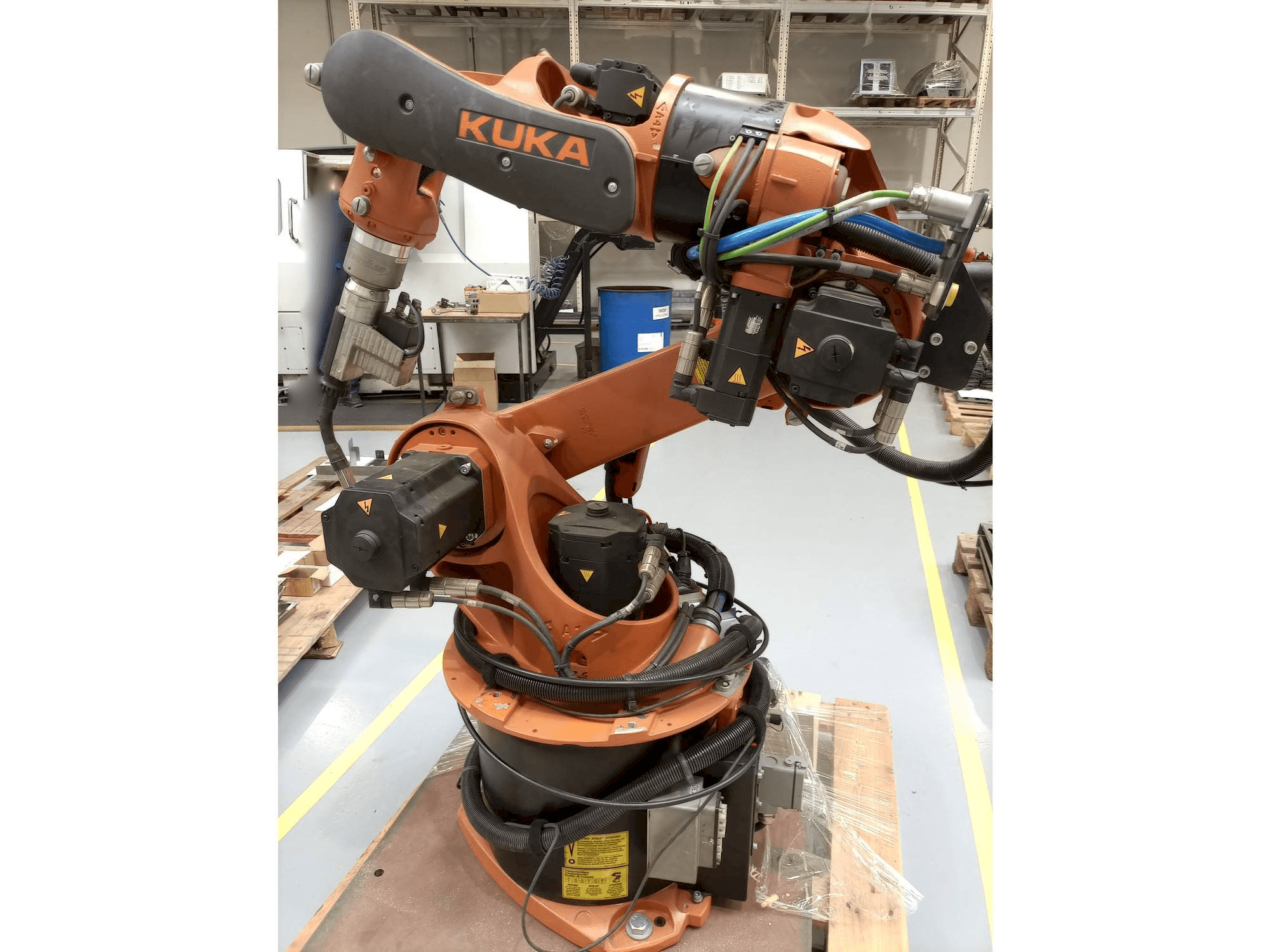 Frontansicht der KUKA KR16 ARC HW Maschine