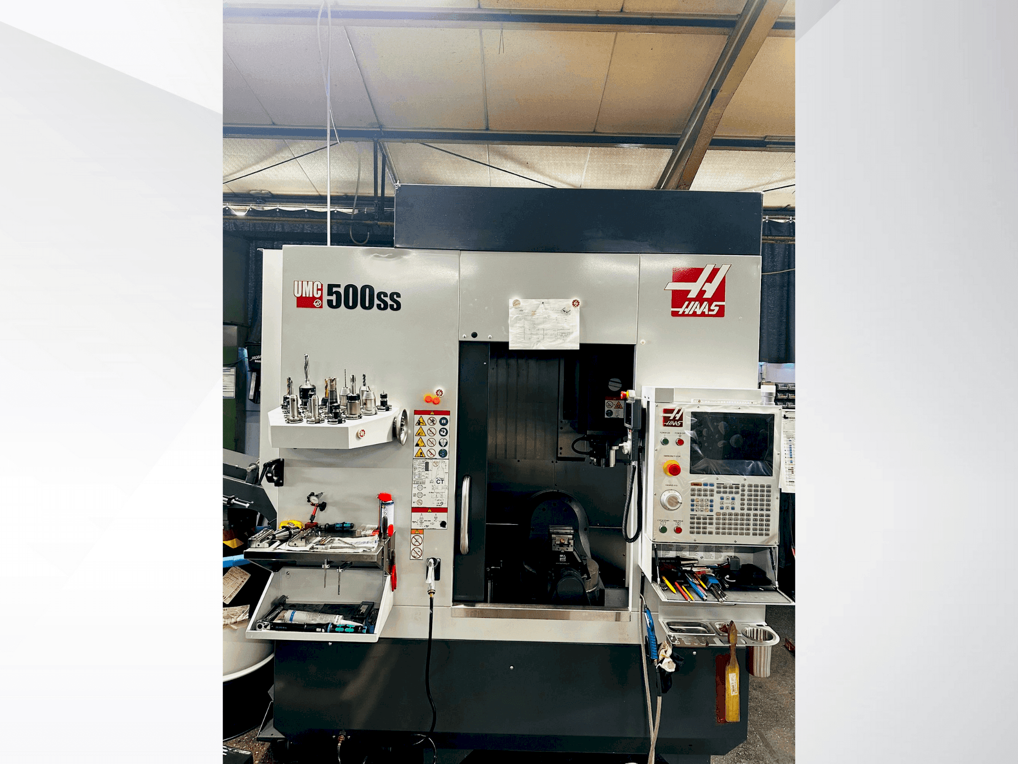 Frontansicht der HAAS UMC 500 SS Maschine
