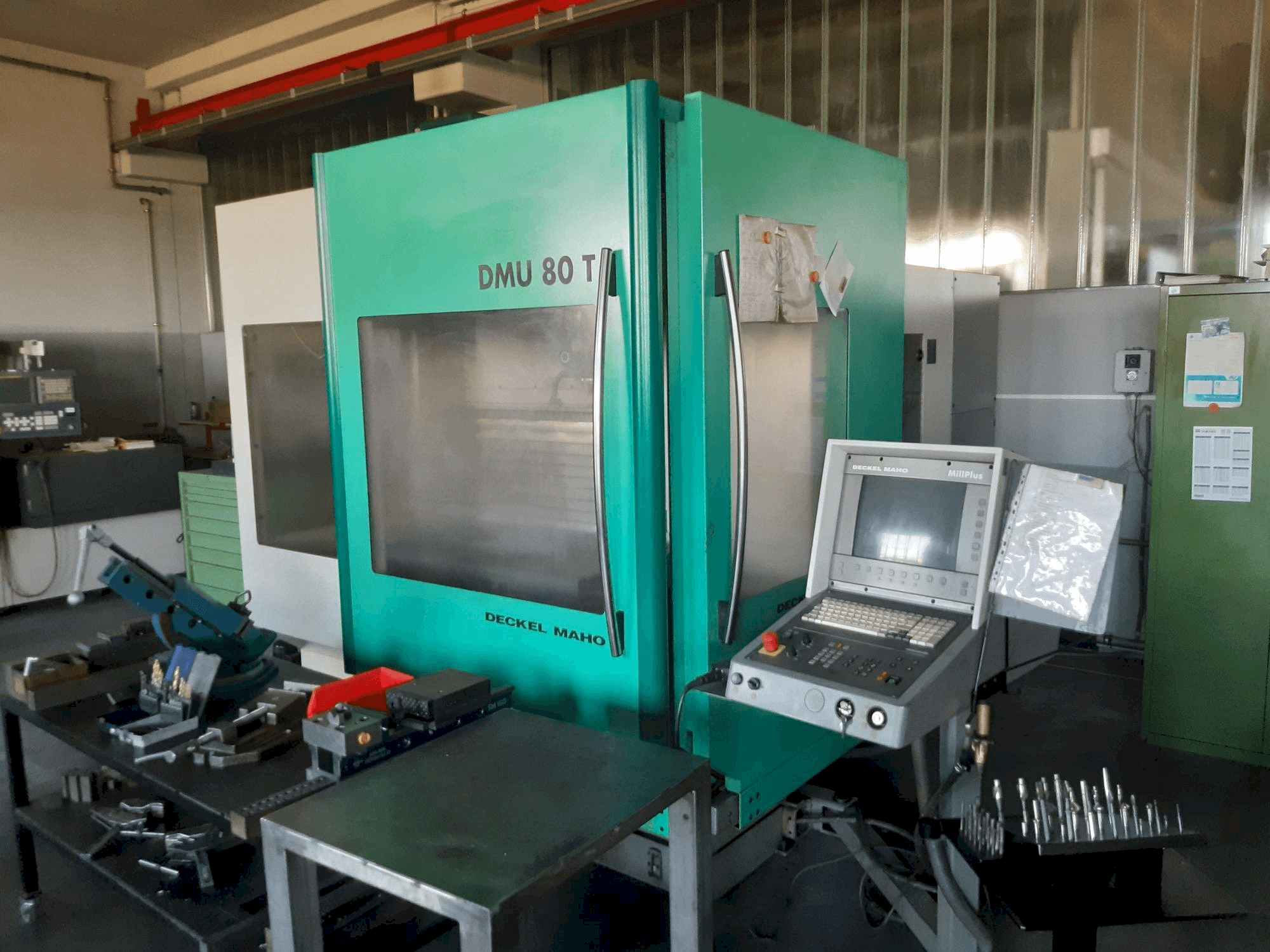 Frontansicht der DECKEL MAHO DMU 80T Maschine