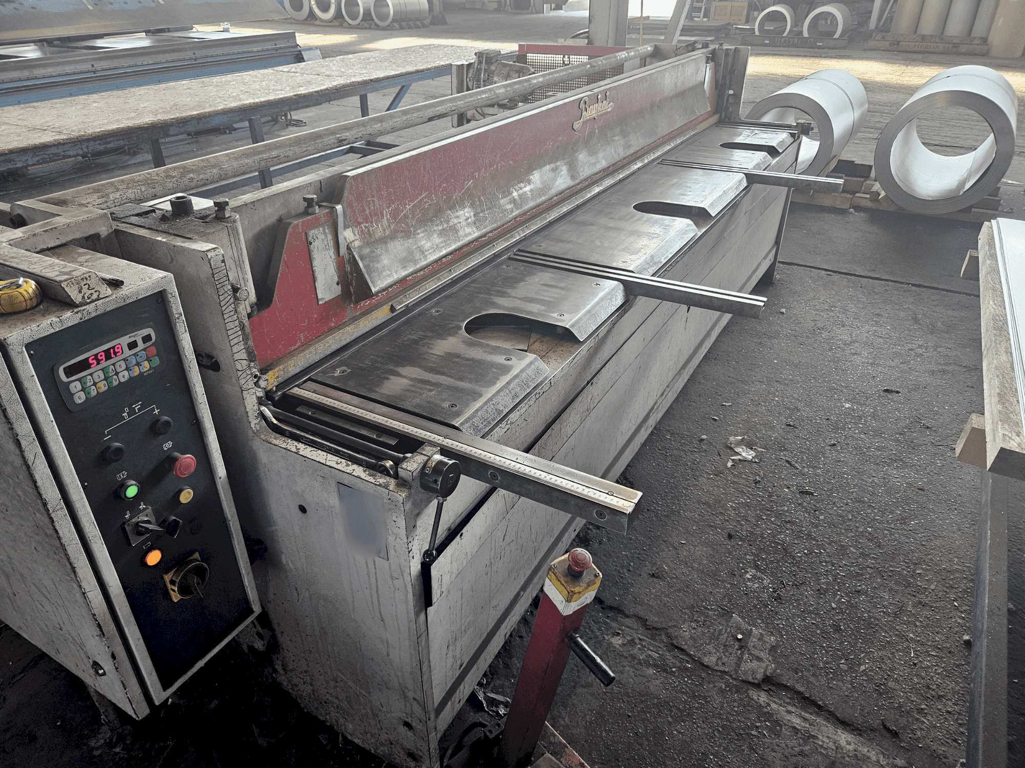 Frontansicht der Baykal RGS 3150x3 Maschine