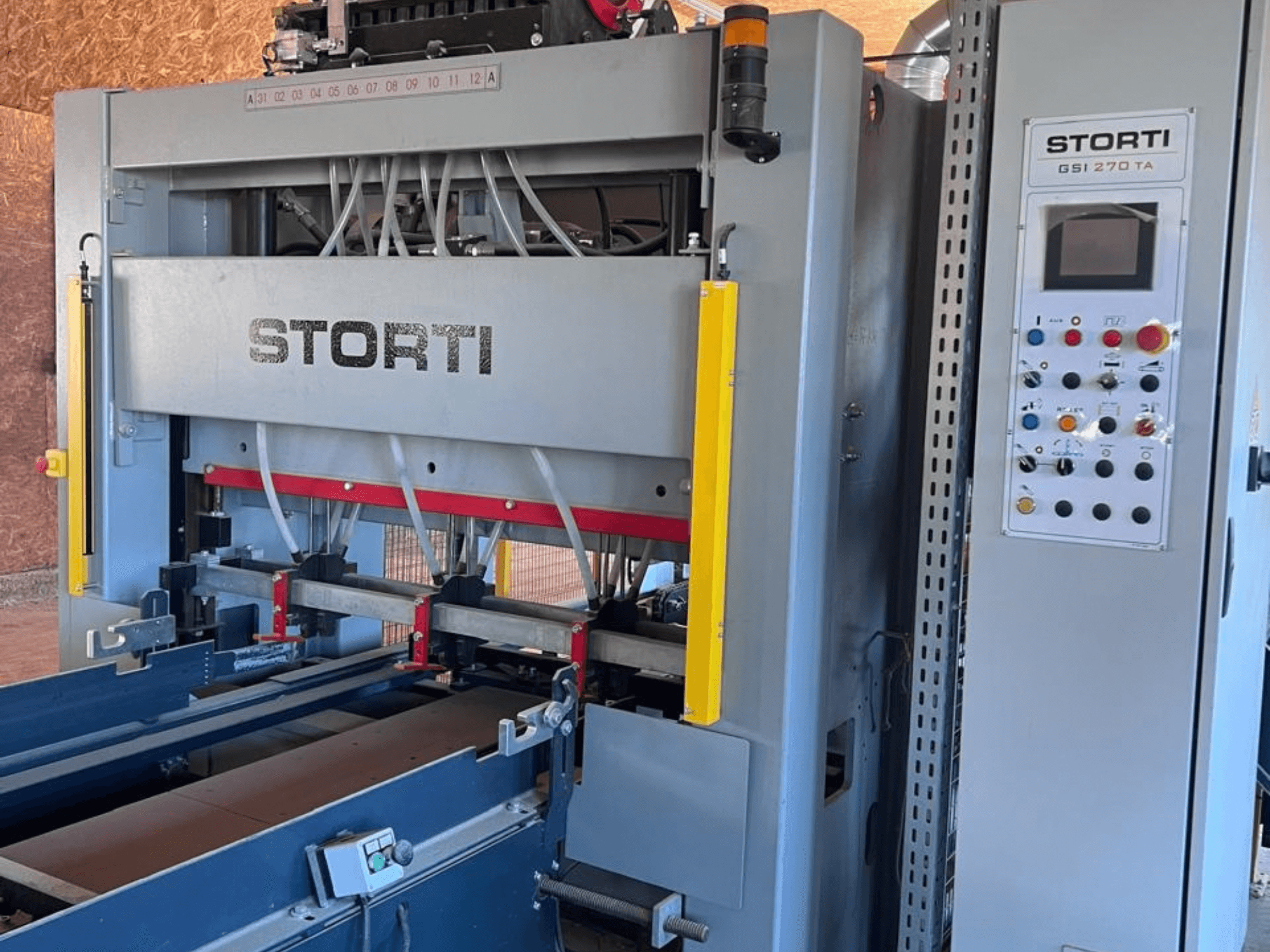 STORTI GSI 170-270 TA9 Holzverarbeitungsanlage, Vorderansicht mit Bedienfeld und Mechanismen der Hydraulikpresse.