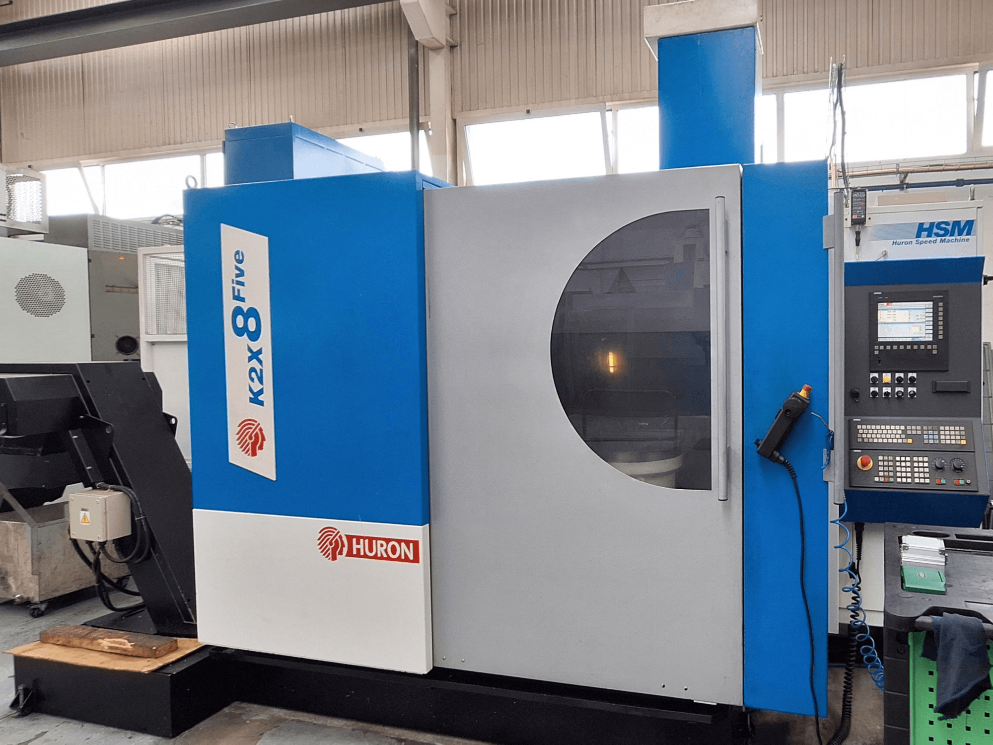 Portalfräsmaschine Huron K2X 8 Five, Vorderansicht mit Bedienfeld und großem Sichtfenster.