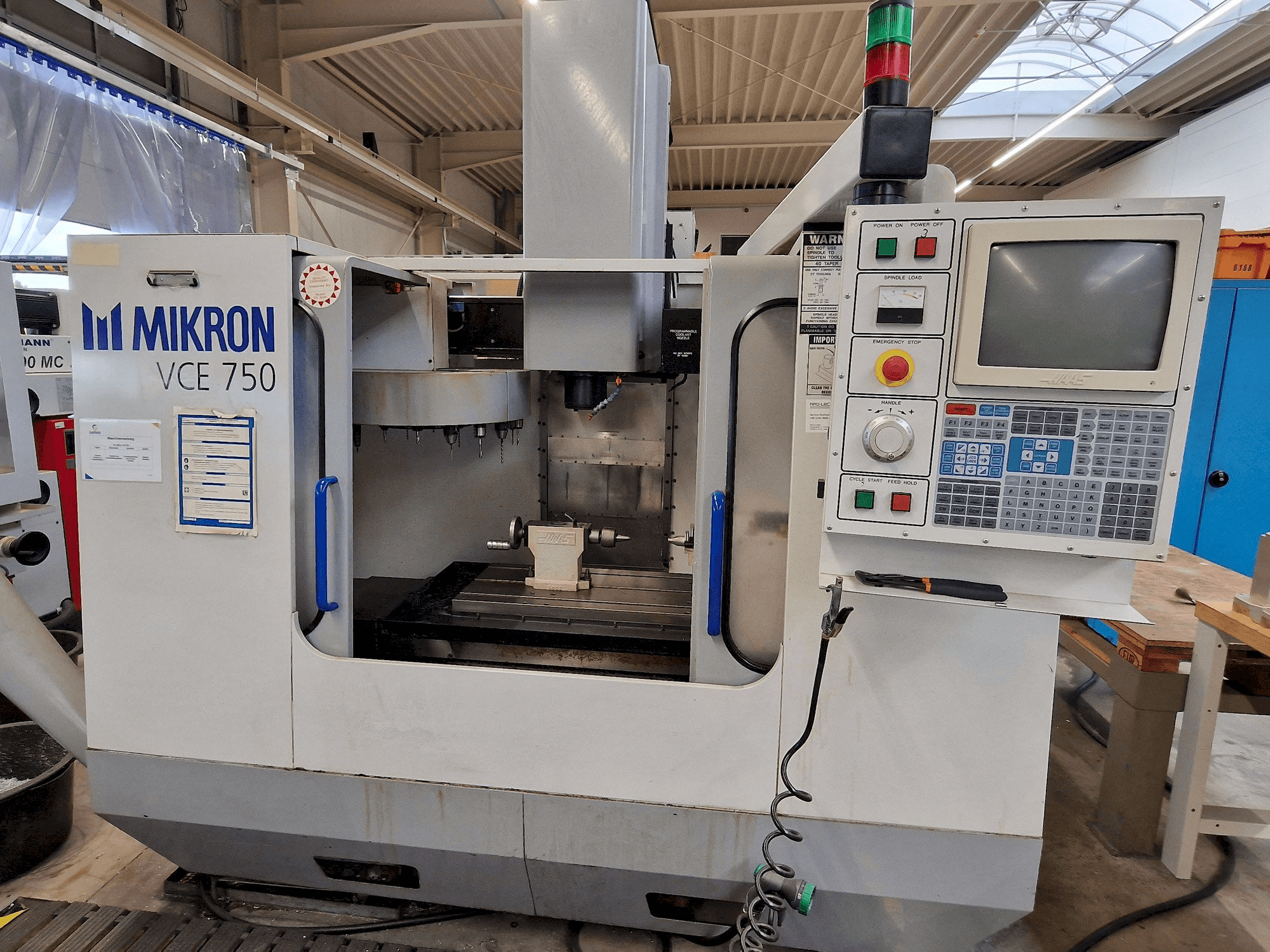 Frontansicht der MIKRON Vce 750 Maschine