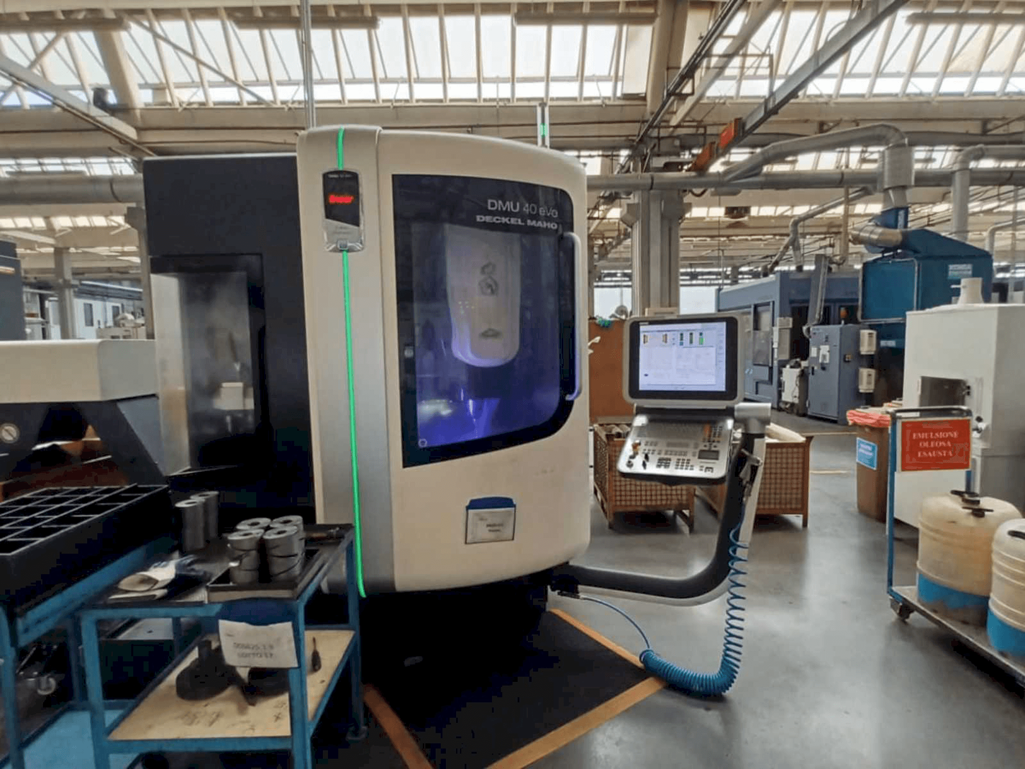 Frontansicht der DMG DMU 40 evo Maschine