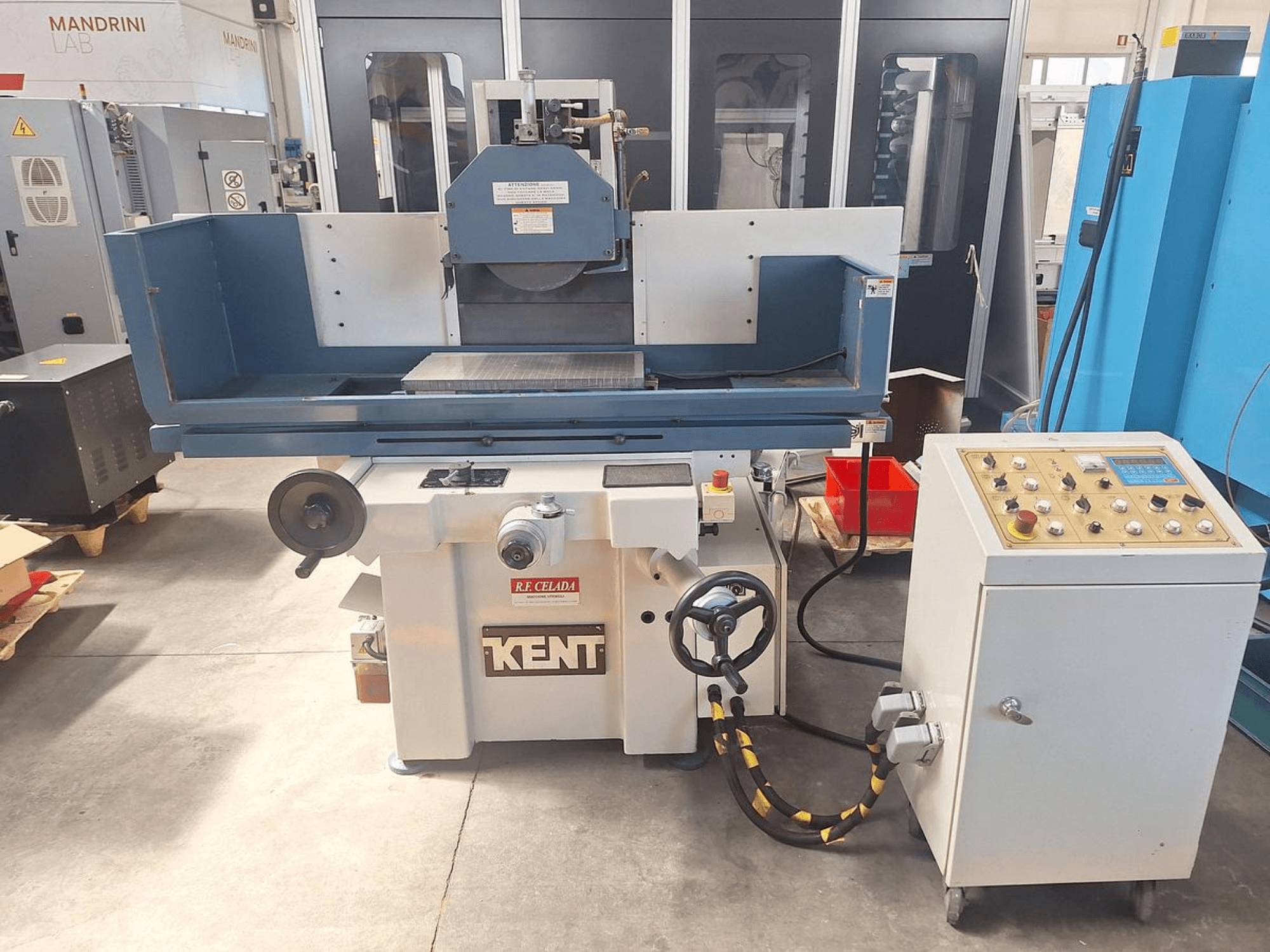 Kent KGS-63 SD Flachschleifmaschine in Vorderansicht, mit Bedienfeld und Arbeitstisch mit montierter Schleifscheibe.