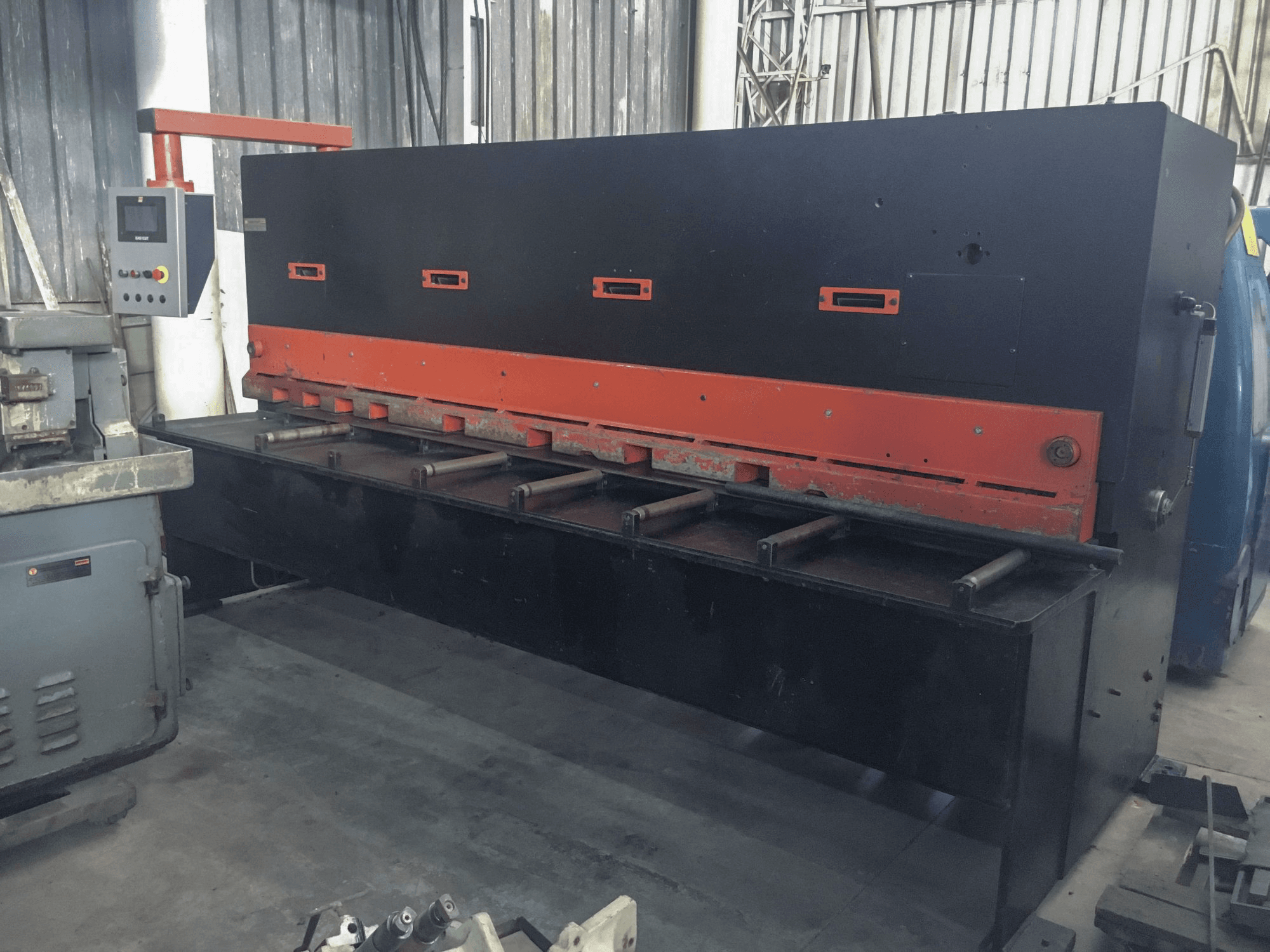 Rechte Ansicht der Durma DHGM 3006 Maschine