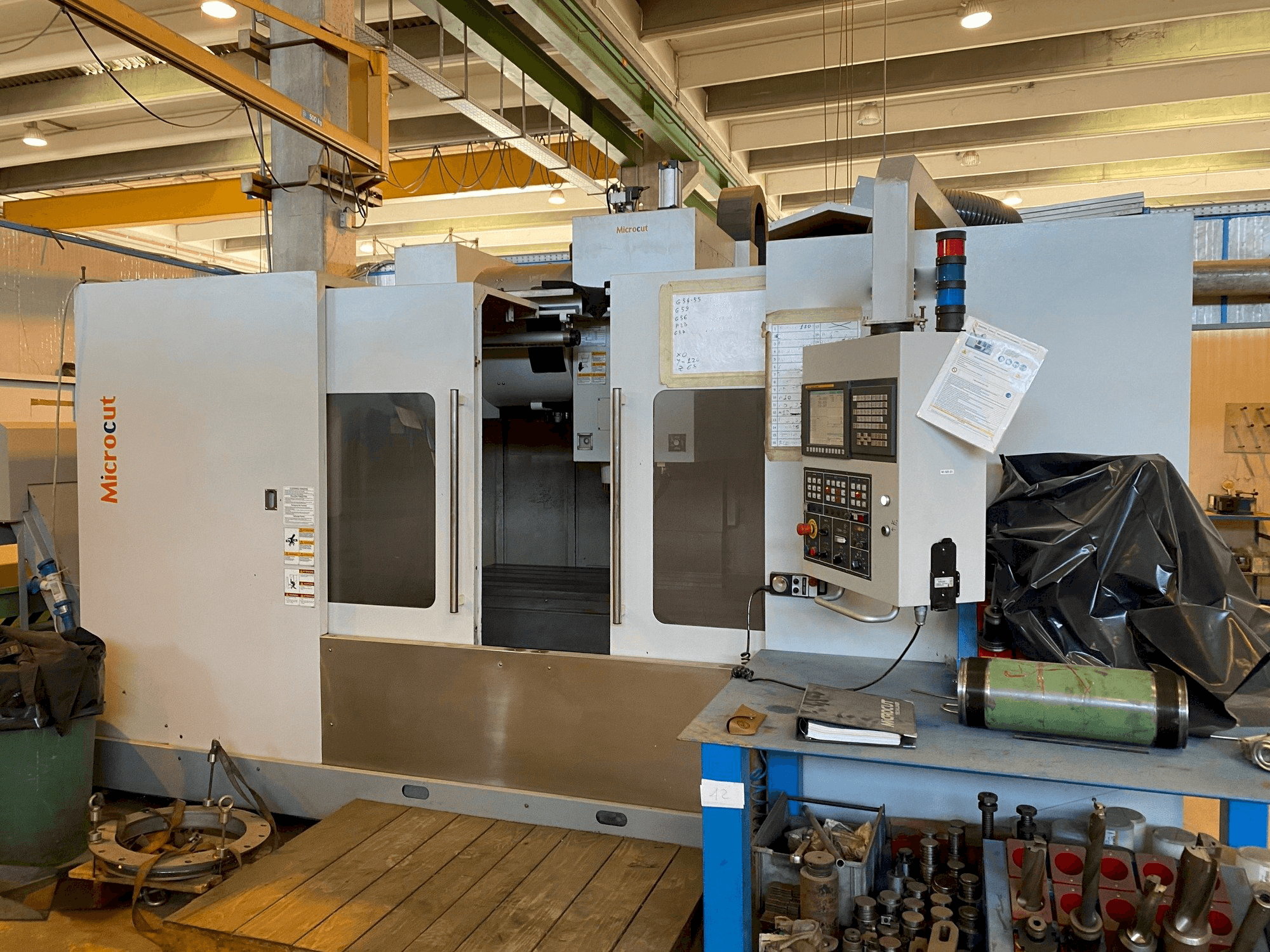 Frontansicht der MICROCUT VMC-1600F Maschine