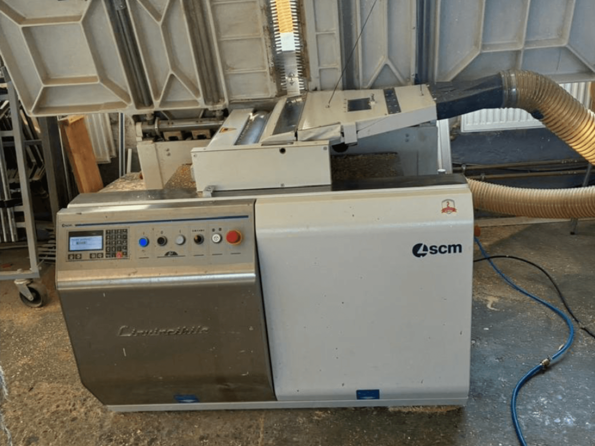 SCM Centauro Kantenanleimmaschine in Vorderansicht, mit Bedienfeld, Saugschlauch und offenem Arbeitsbereich für die Kantenanbringung.