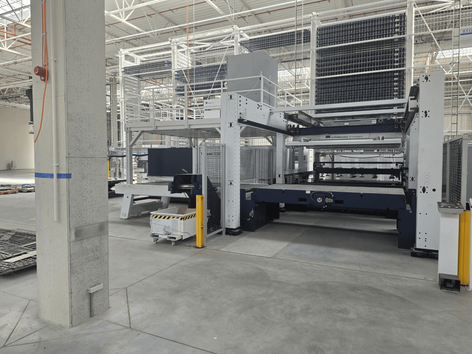 TRUMPF TruLaser 5030 fiber L76 FMC – Vorderansicht, die die Faserlaserschneidmaschine in einer großzügigen Industrieumgebung zeigt.