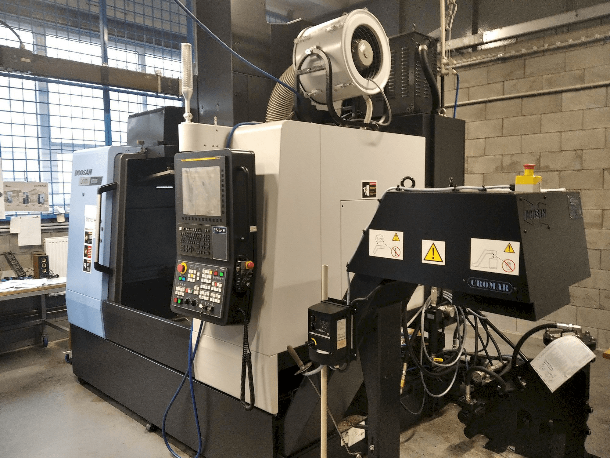 Frontansicht der DOOSAN DNM 4500 Maschine