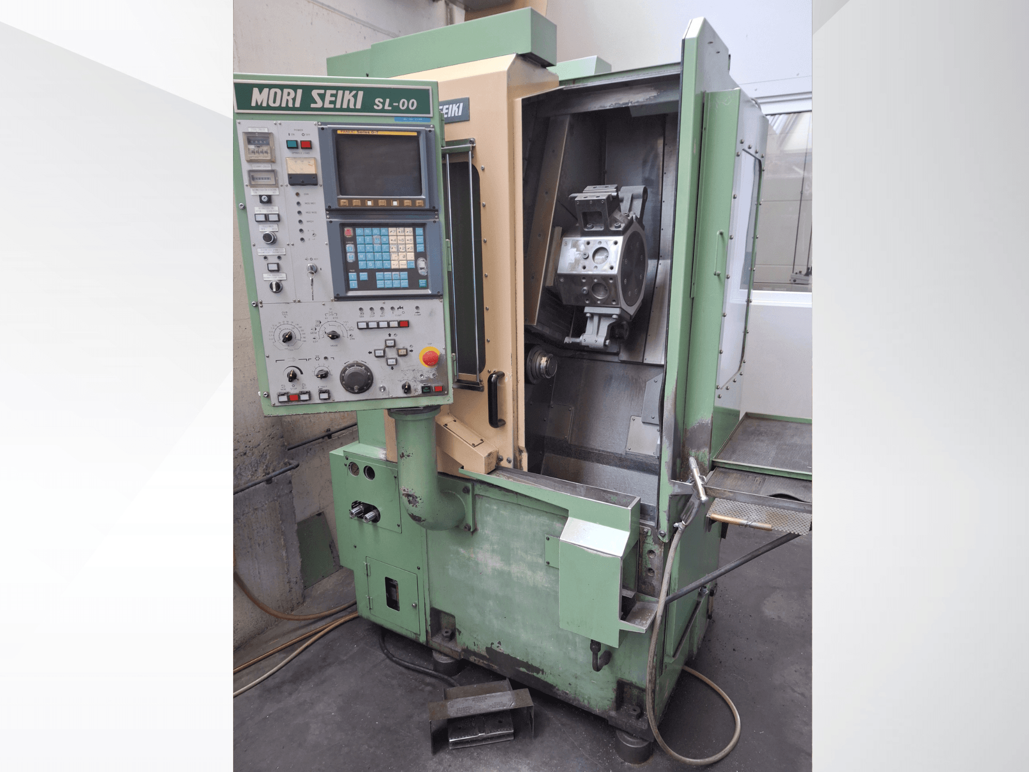 Horizontal-Drehmaschine DMG Mori Seiki SL-00, mit Bedienfeld und offener Vorderansicht des Arbeitsbereichs mit sichtbarem Werkstück.