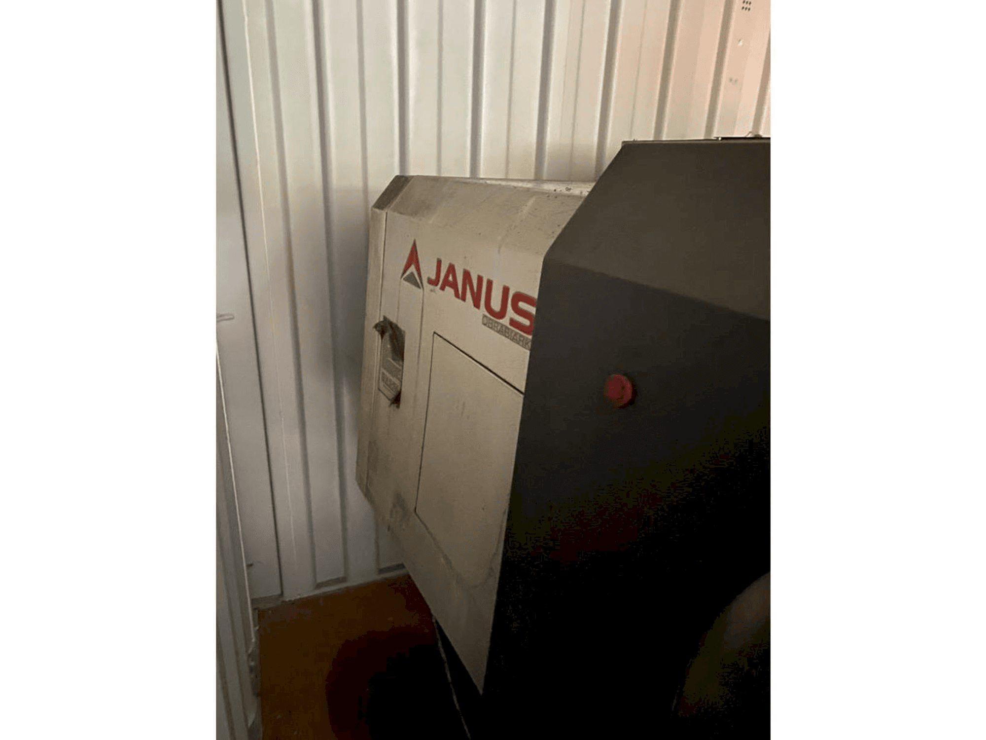 Frontansicht der JANUS TK610/1350 CNC Maschine