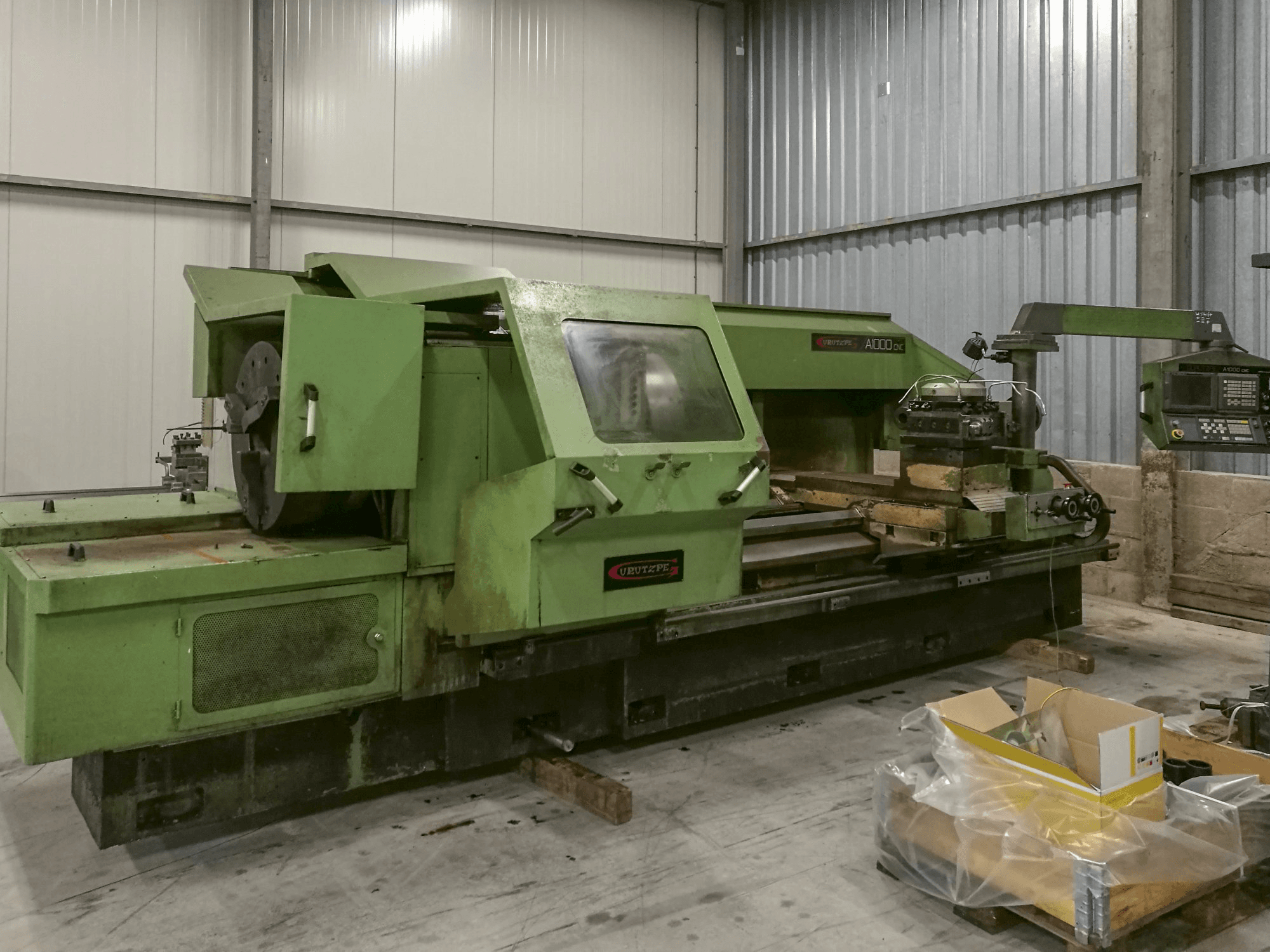 Frontansicht der Gurutzpe A-1000 CNC Maschine