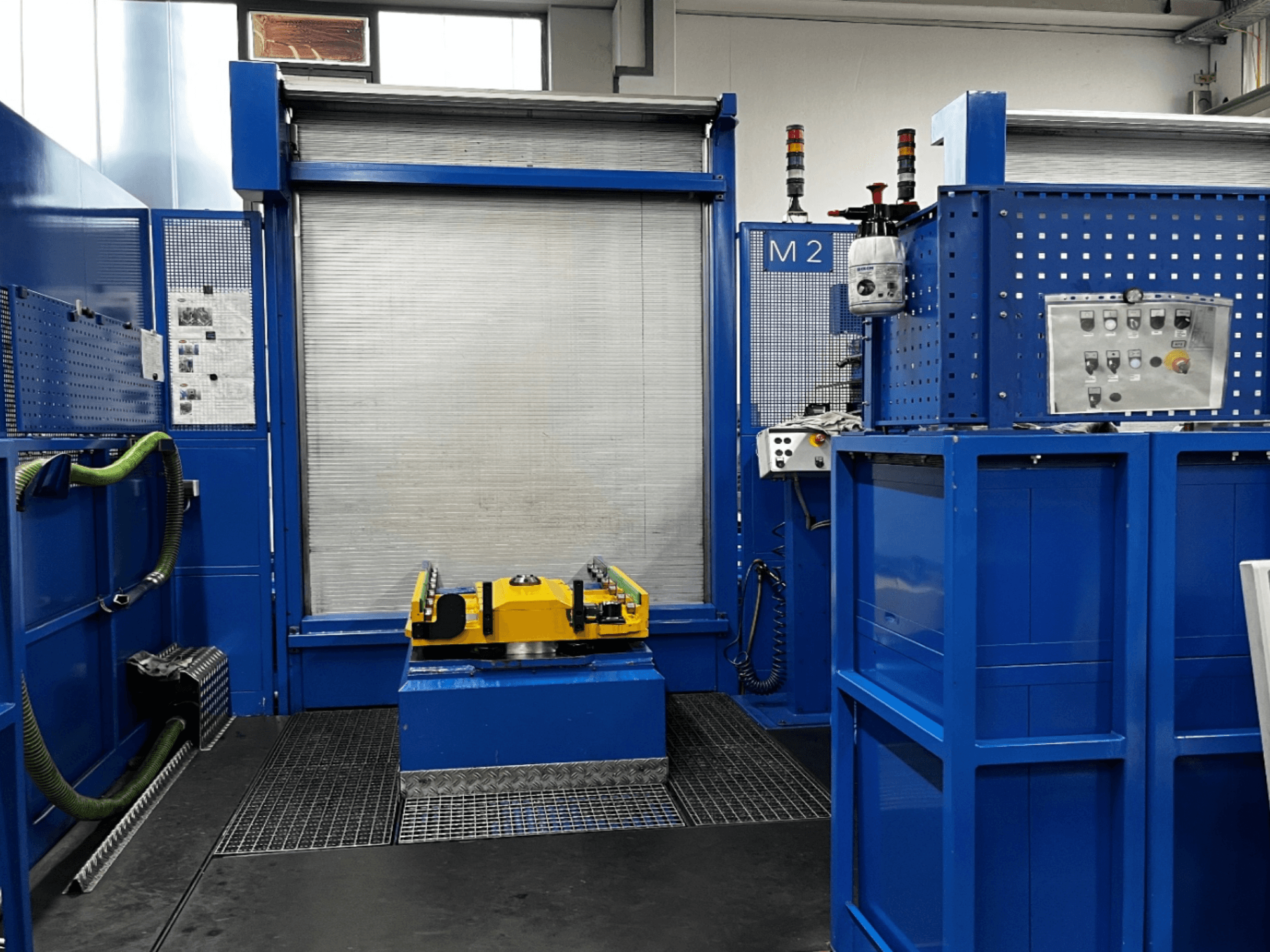 Frontansicht des Horizontal-Bearbeitungszentrums BW MCX750 M2 mit blauen Platten, gelbem Arbeitstisch und Steuereinheit.